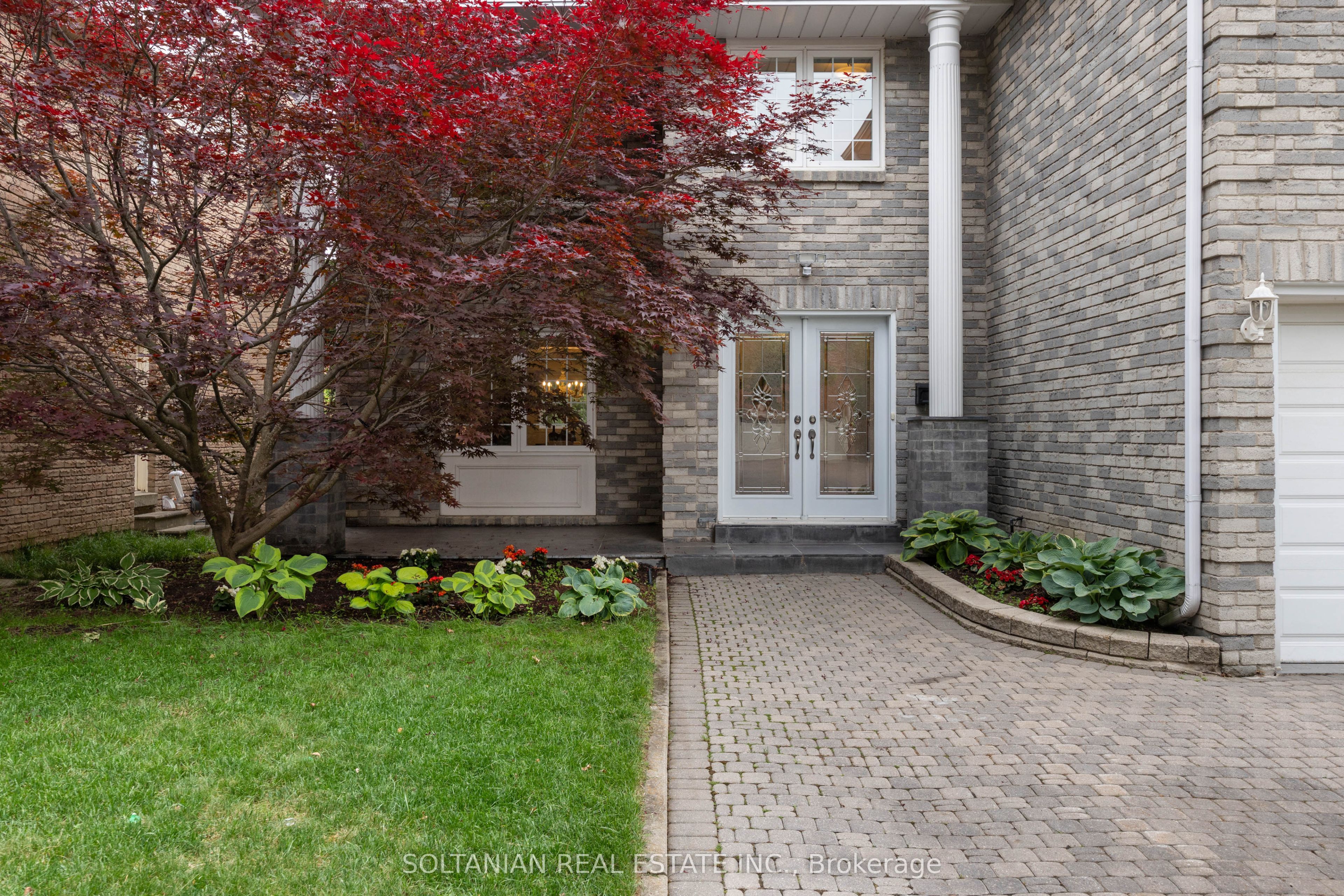28 Dunvegan Drive, Richmond Hill, ON L4C 6K1 photo 2