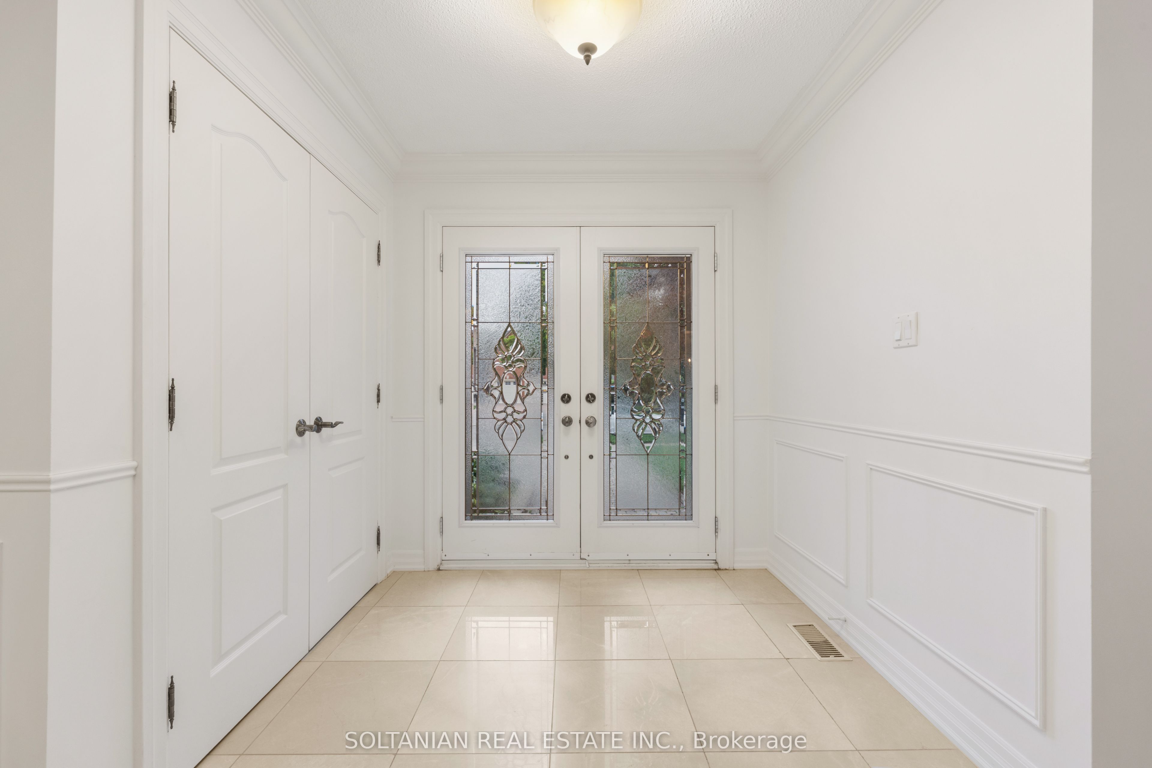 28 Dunvegan Drive, Richmond Hill, ON L4C 6K1 photo 3