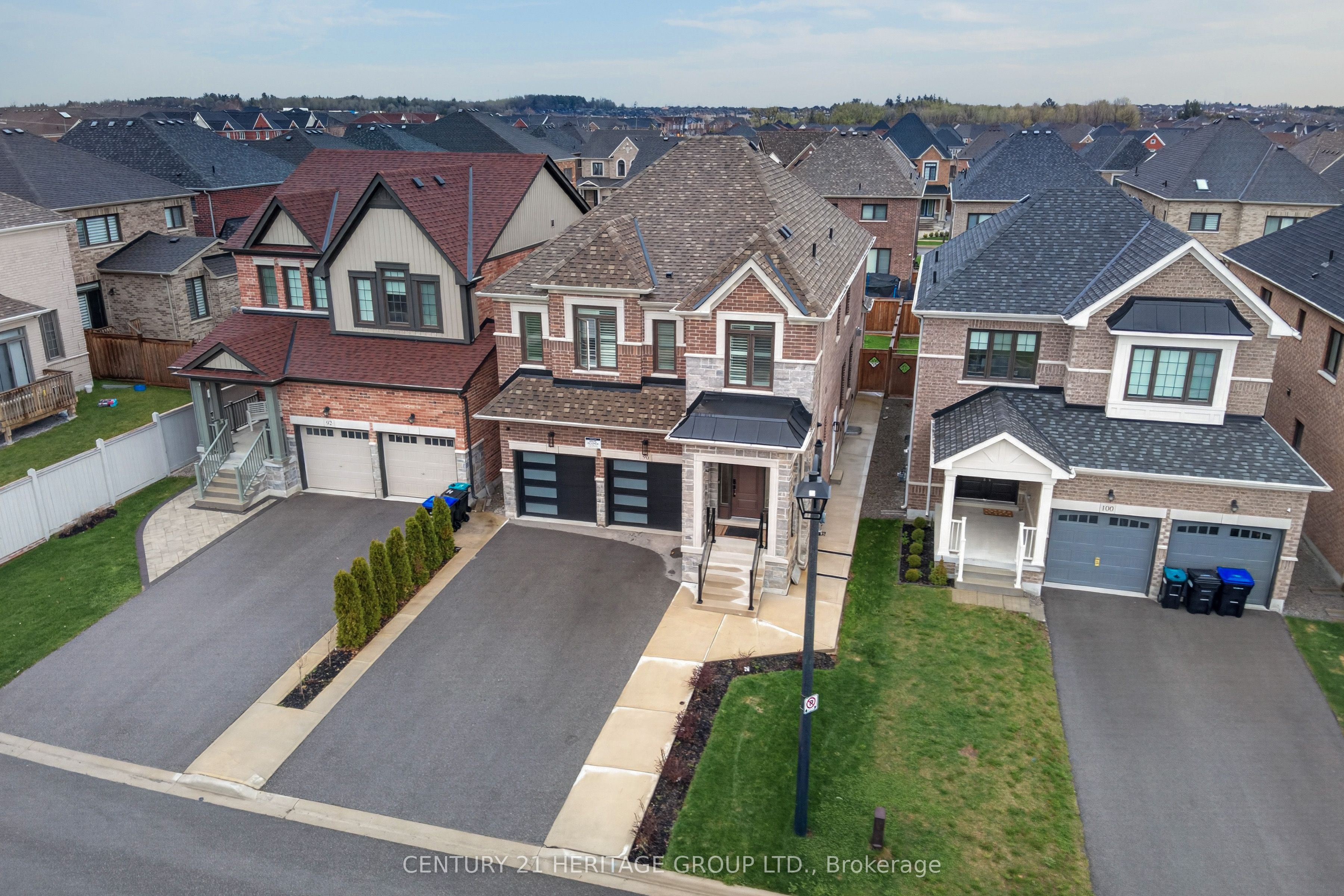 96 Bartram Crescent, Bradford West Gwillimbury, ON L3Z 4J2 photo 2