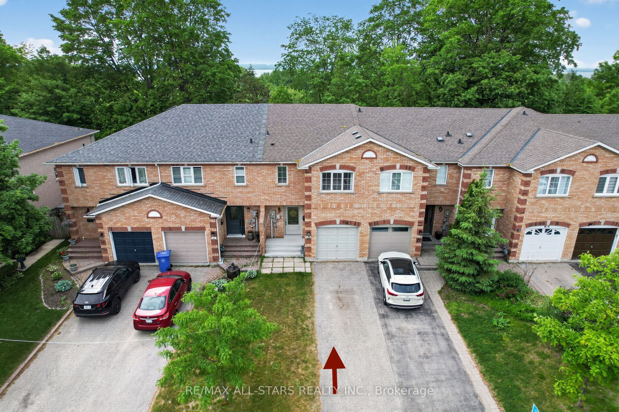 18 Lancaster Court, Georgina, ON L4P 4A1