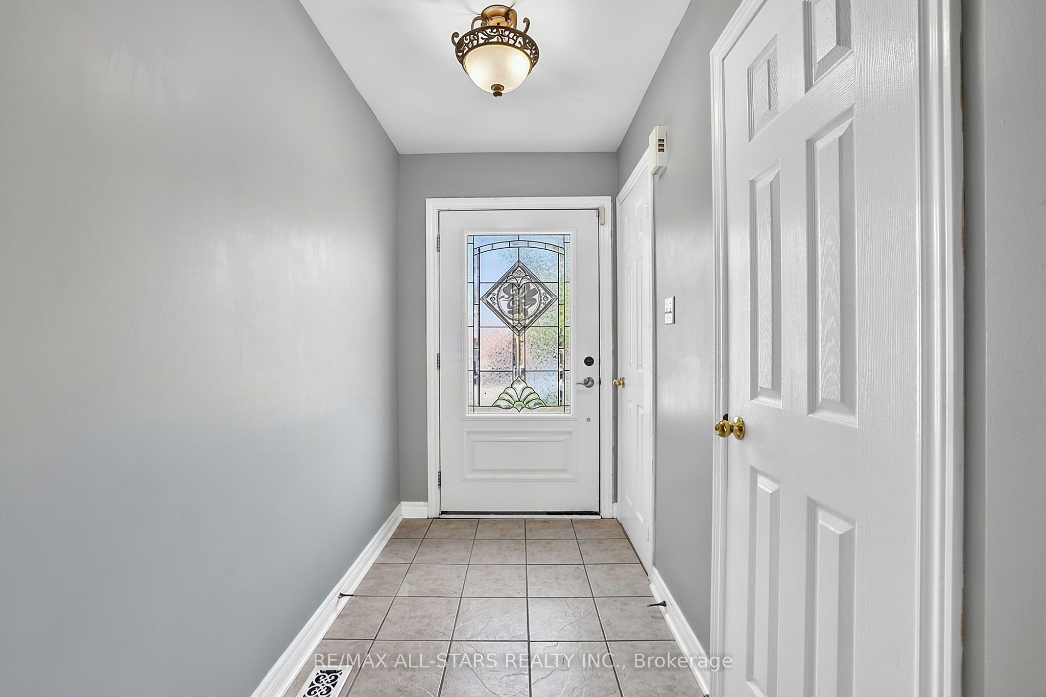 18 Lancaster Court, Georgina, ON L4P 4A1 photo 4