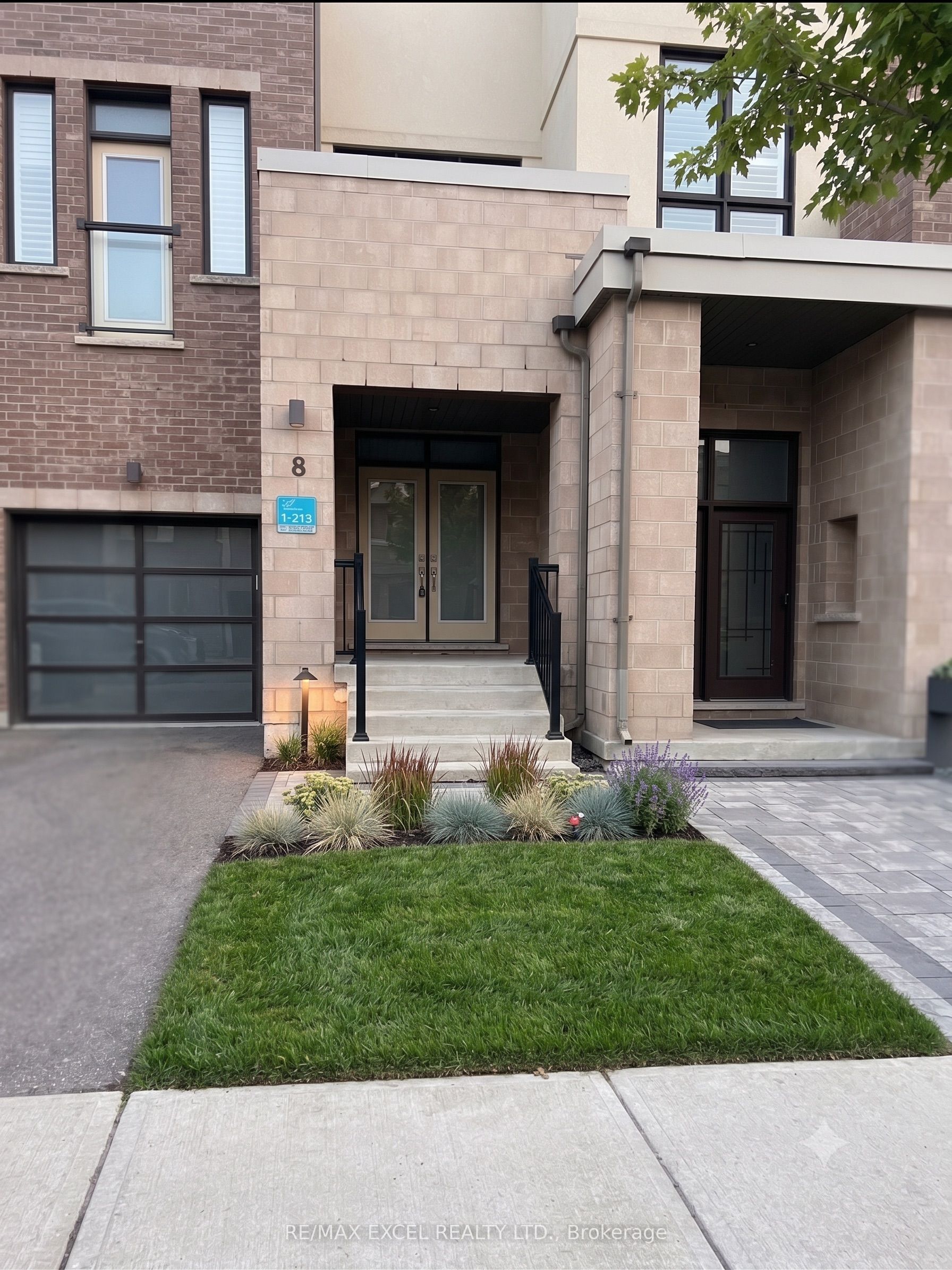8 Helliwell Crescent, Richmond Hill, ON L4E 5B6 photo 2