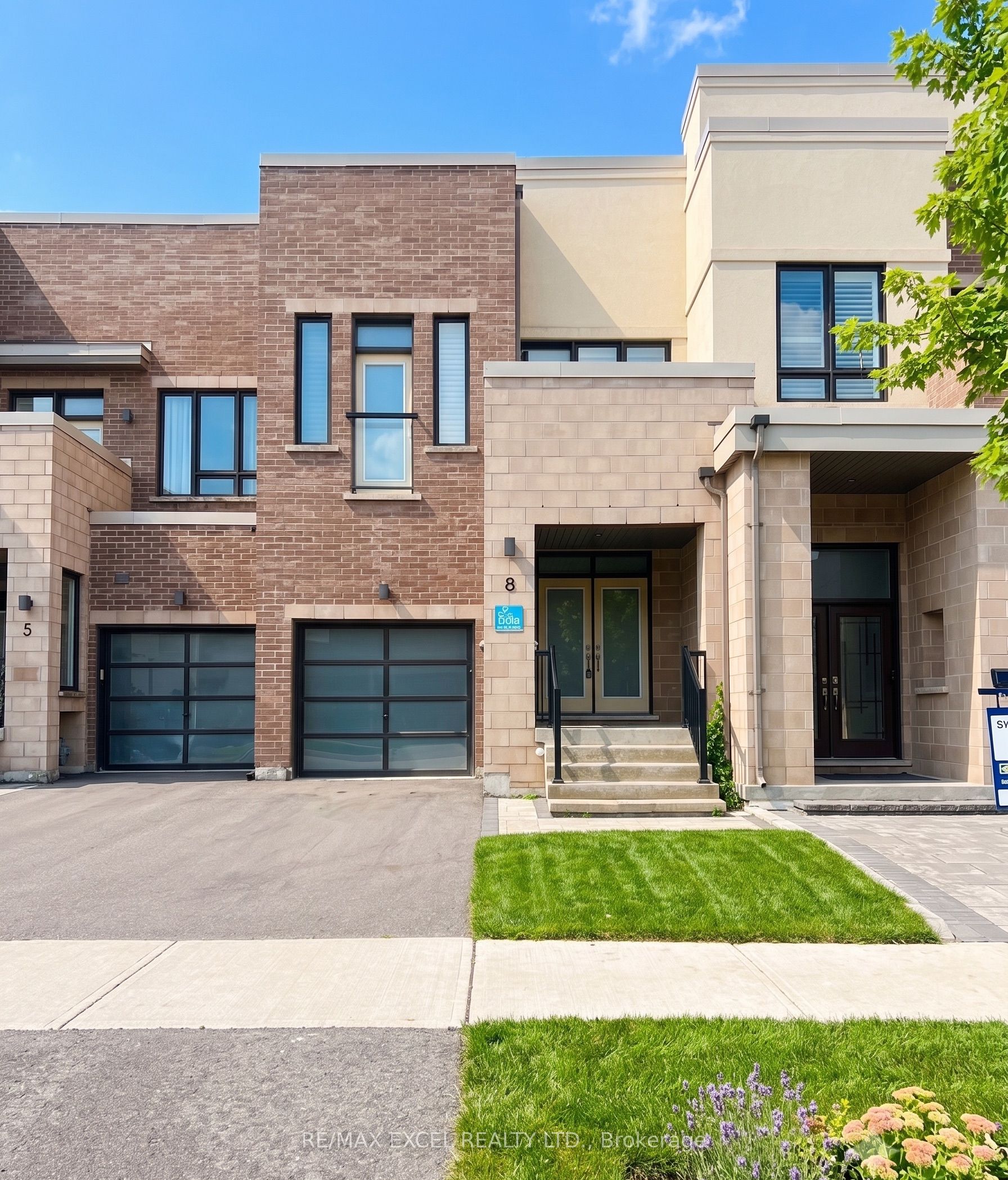8 Helliwell Crescent, Richmond Hill, ON L4E 5B6 photo 3
