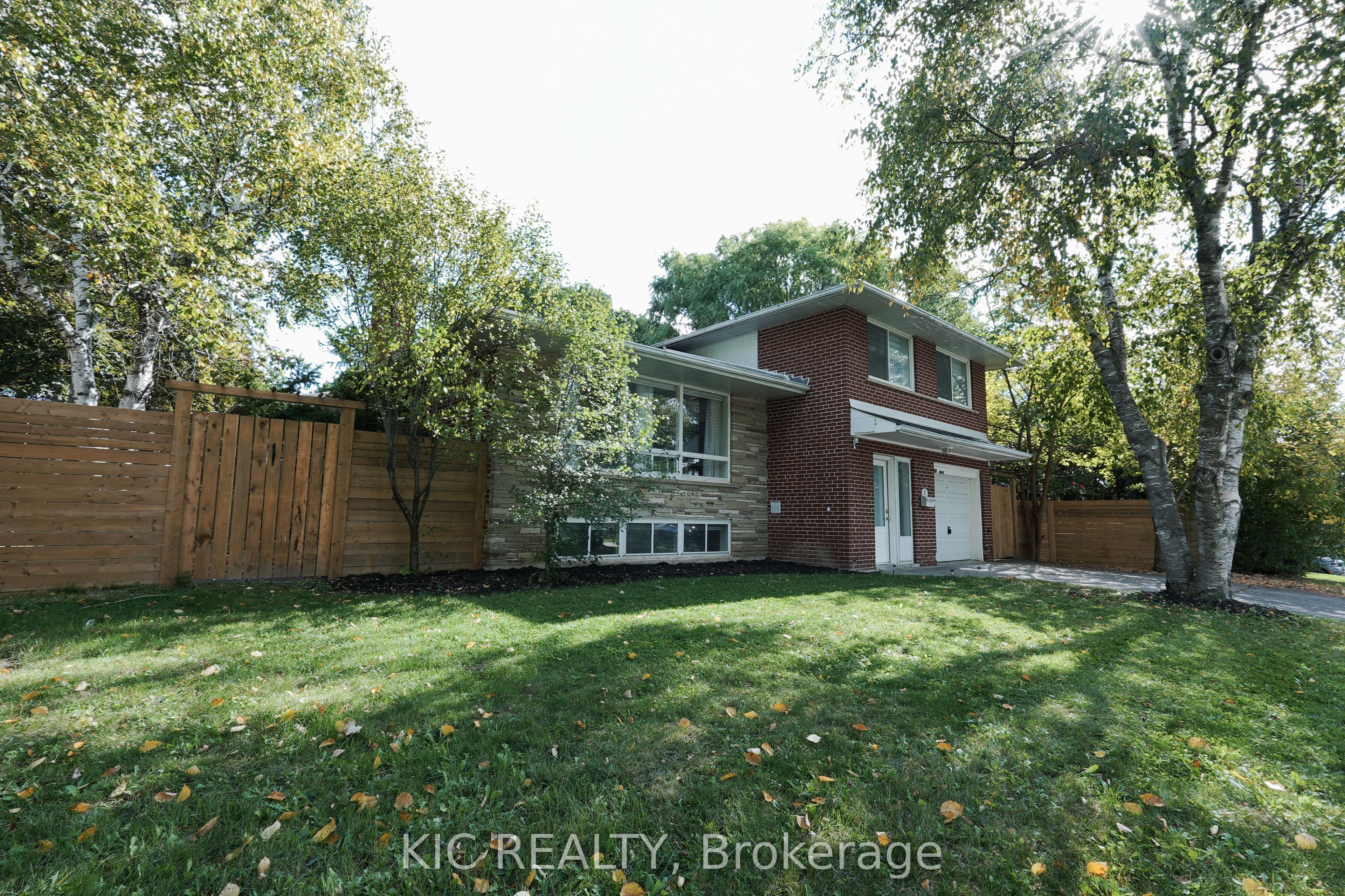 249 Tampico Road, Richmond Hill, ON L4C 4R8 photo 2