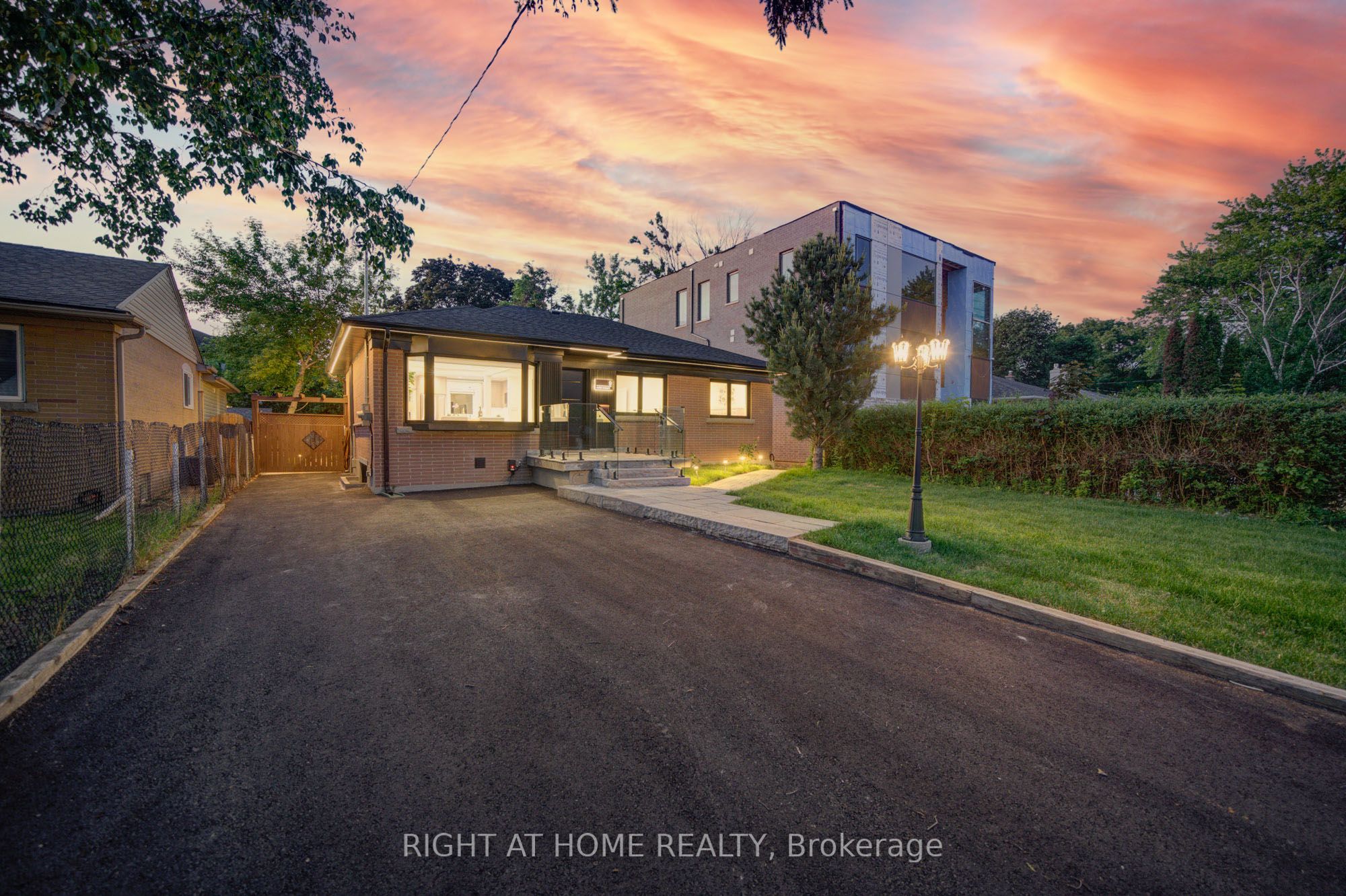 9 Cartier Crescent, Richmond Hill, ON L4C 2M9 photo 2