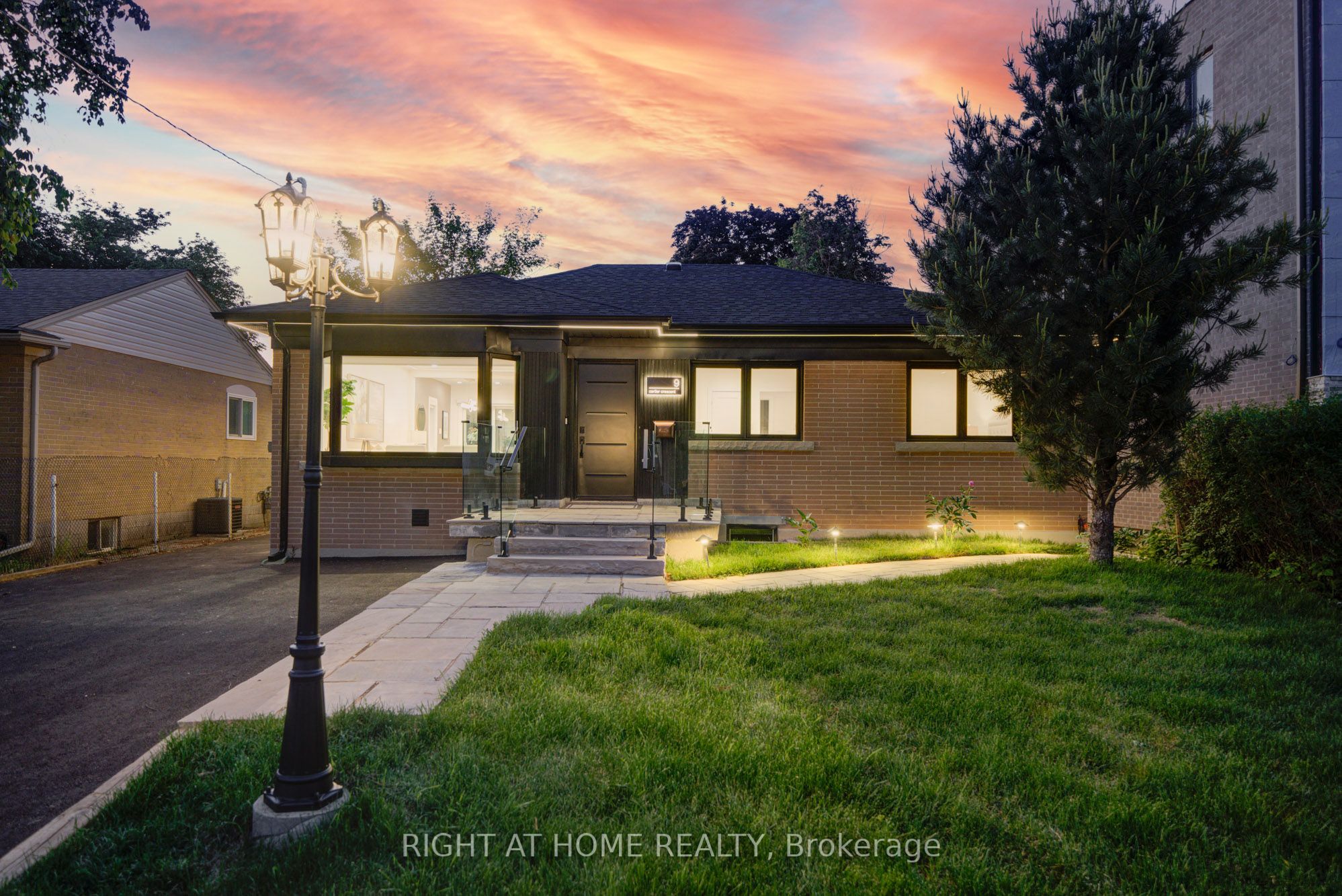 9 Cartier Crescent, Richmond Hill, ON L4C 2M9 photo 3
