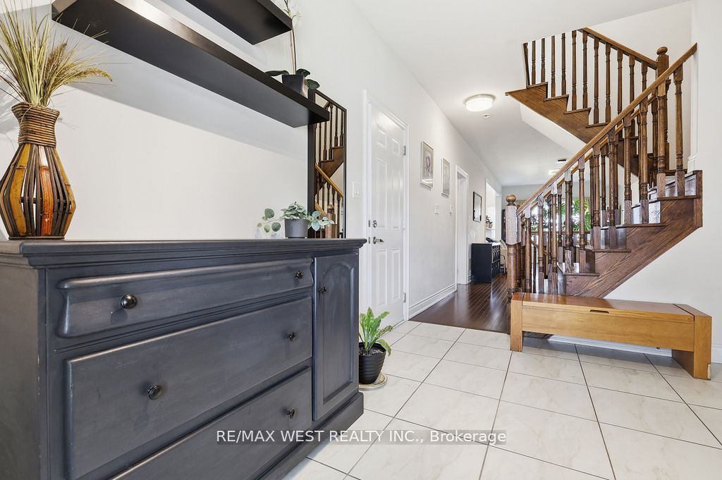 296 Miller Park Avenue, Bradford West Gwillimbury, ON L3Z 0Y1 photo 4