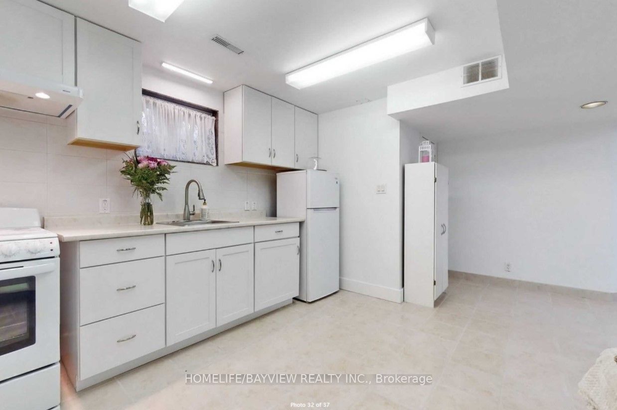 14 Gray Crescent Bmnt, Richmond Hill, ON L4C 5V5 photo 3