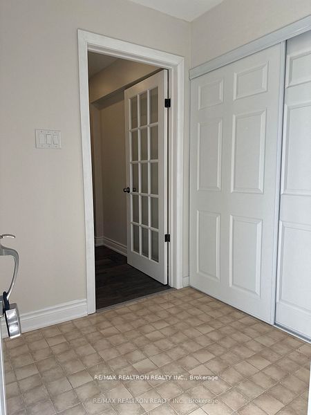 187 Crossland Gate Lower, Newmarket, ON L3X 1A7 photo 3