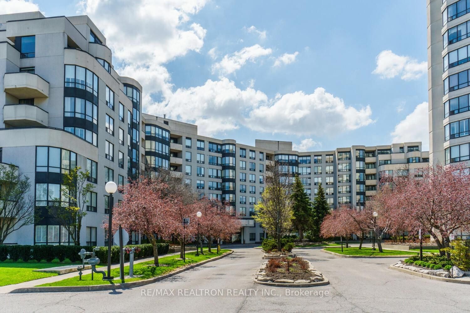 333 Clark Avenue W 105, Vaughan, ON L4J 7K4 photo 3