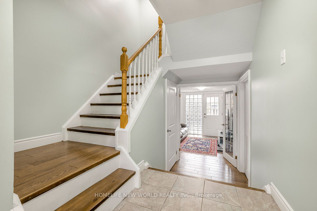 61 Poplar Crescent, Aurora, ON L4G 3M4