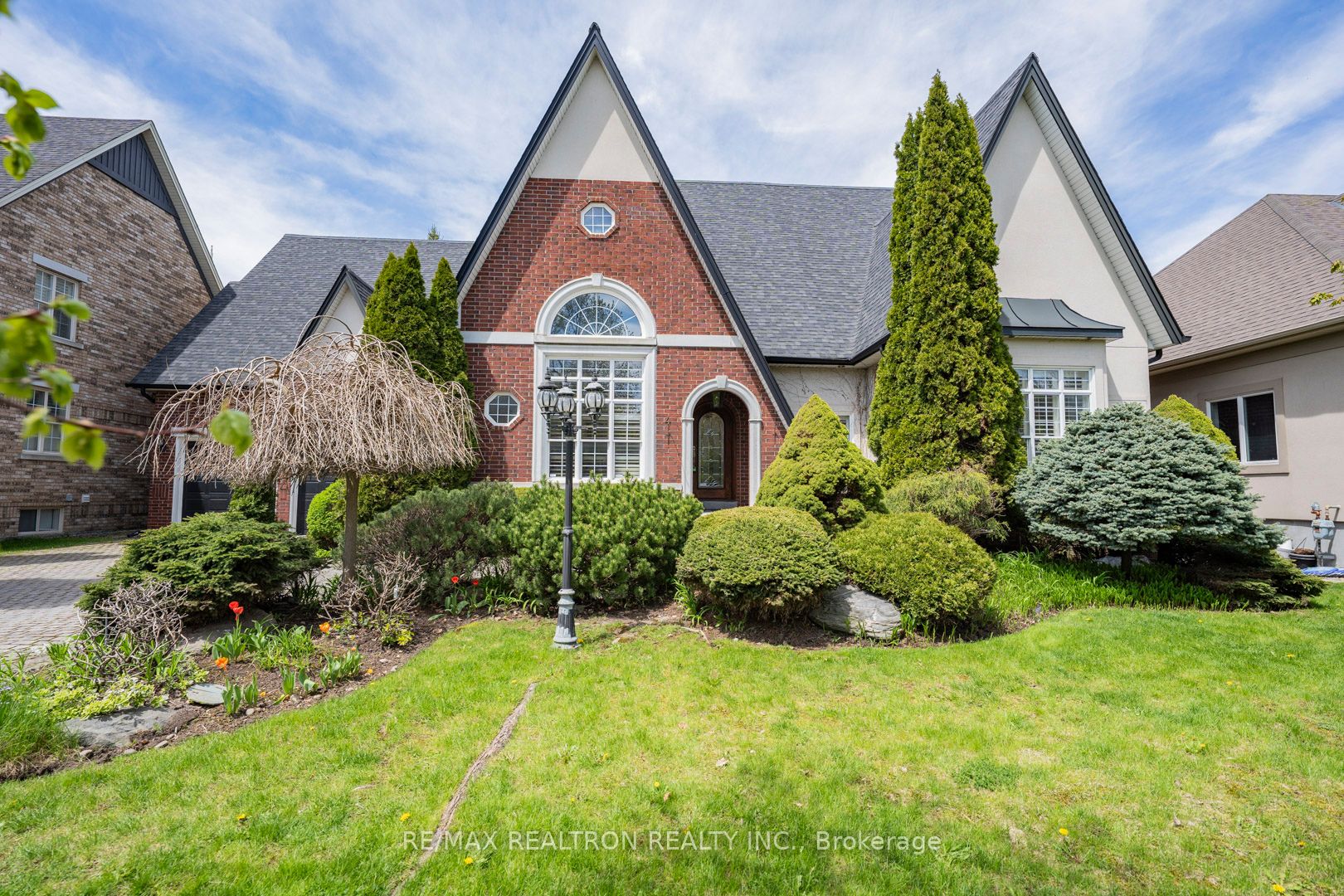 4 The Fairways, Markham, ON L6C 1Z4 photo 2