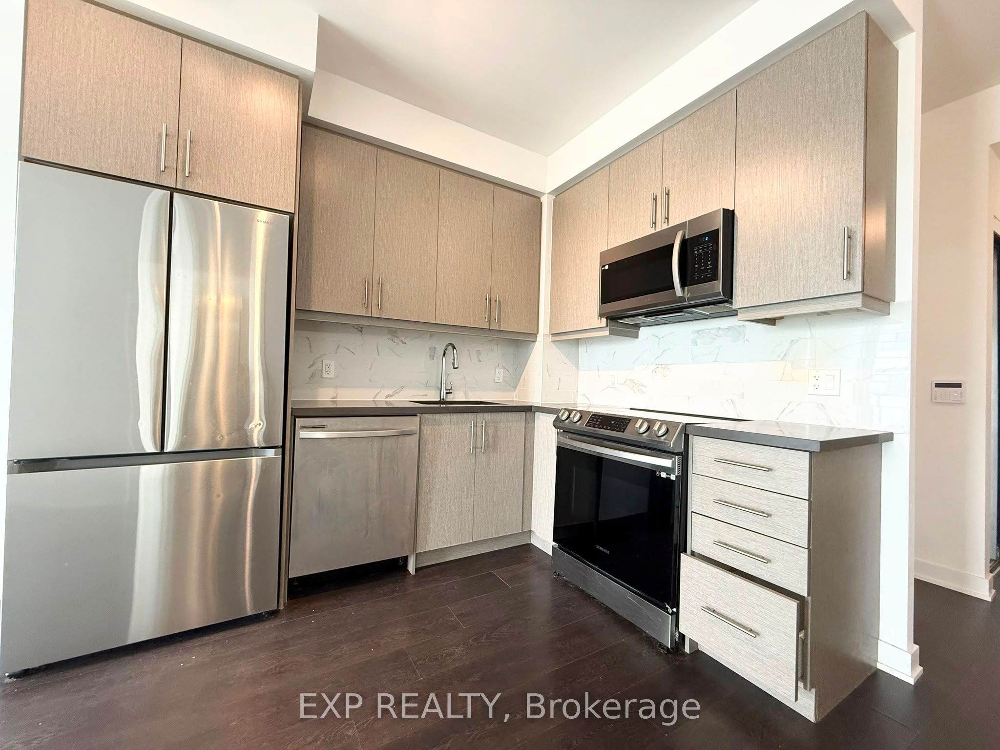 105 Oneida Crescent 902, Richmond Hill, ON L4B 0H6 photo 4