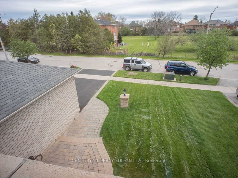 14 Montesano Crescent, Richmond Hill, ON L4B 4M9 photo 2
