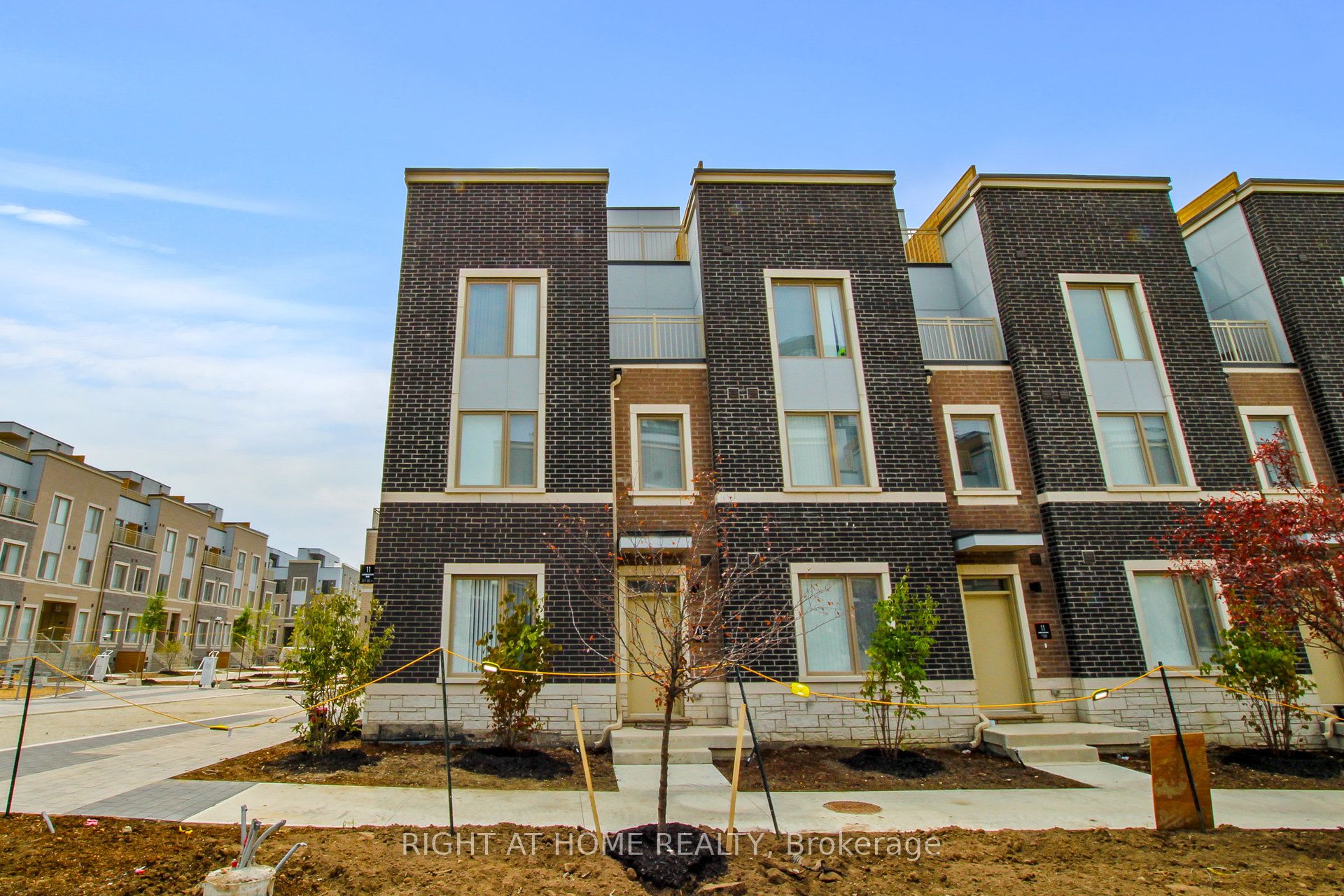 11 Almond Blossom Mews TH127, Vaughan, ON L4K 0N7 photo 2