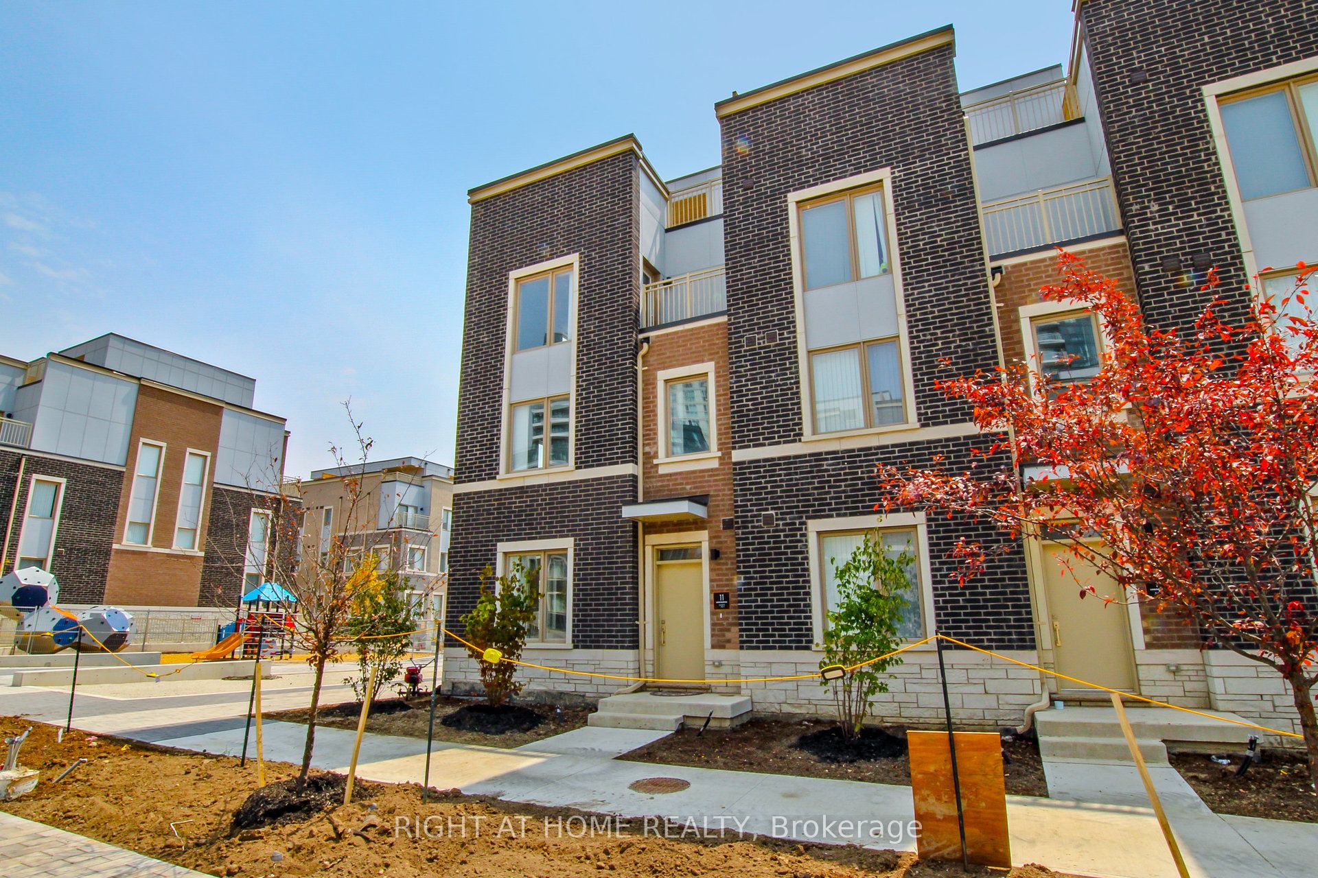 11 Almond Blossom Mews TH127, Vaughan, ON L4K 0N7 photo 3