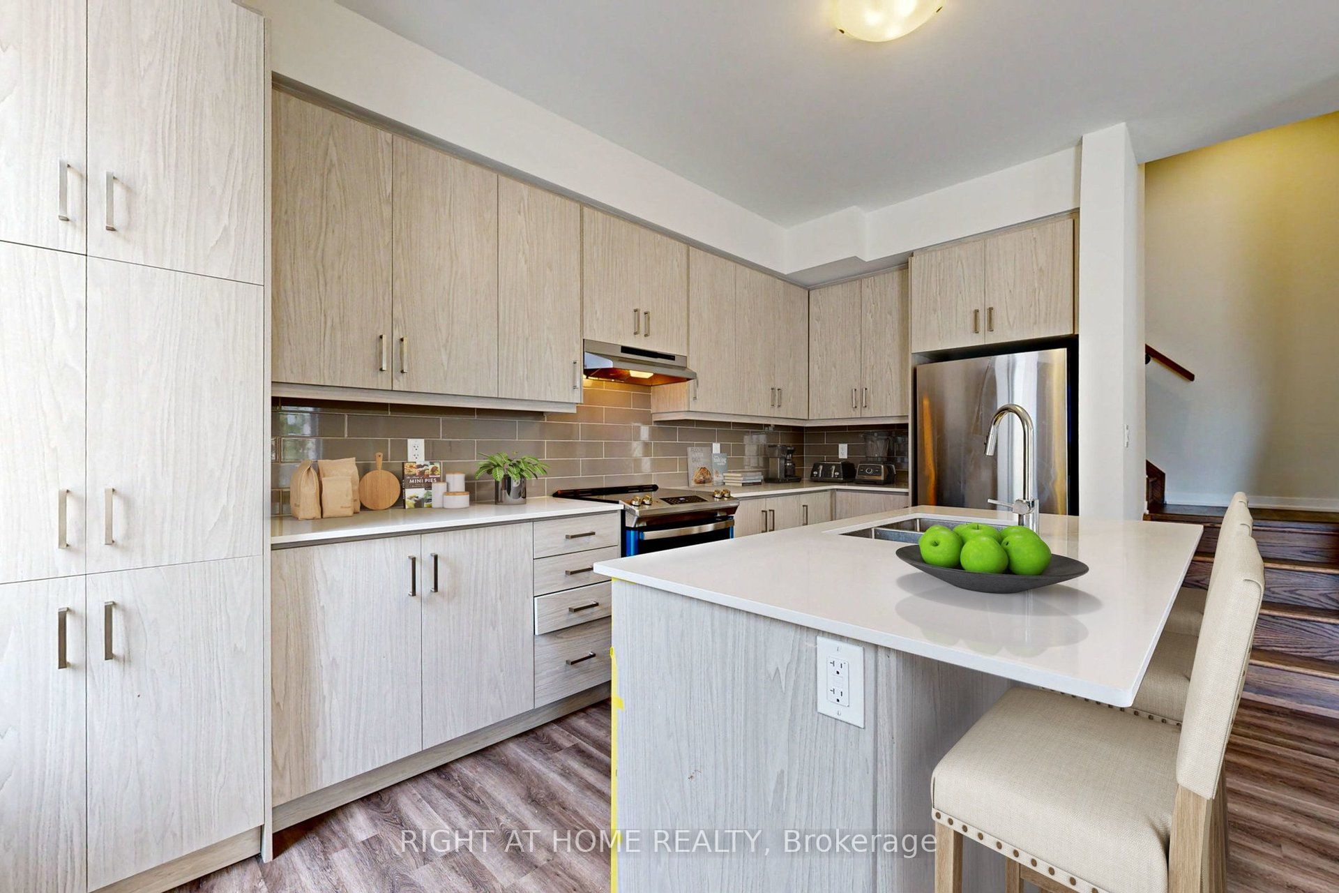 11 Almond Blossom Mews TH127, Vaughan, ON L4K 0N7 photo 4