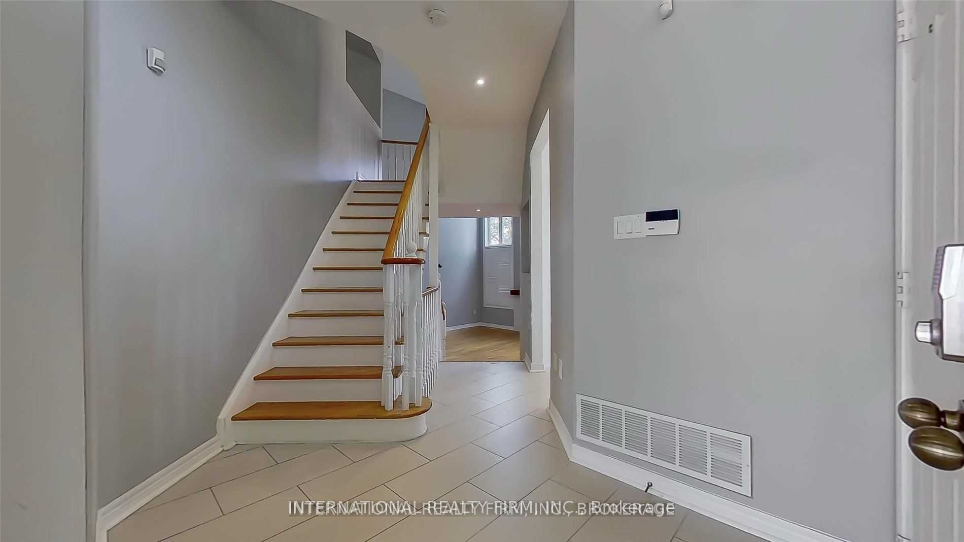 2 Dolce Crescent, Vaughan, ON L4H 3C7 photo 5
