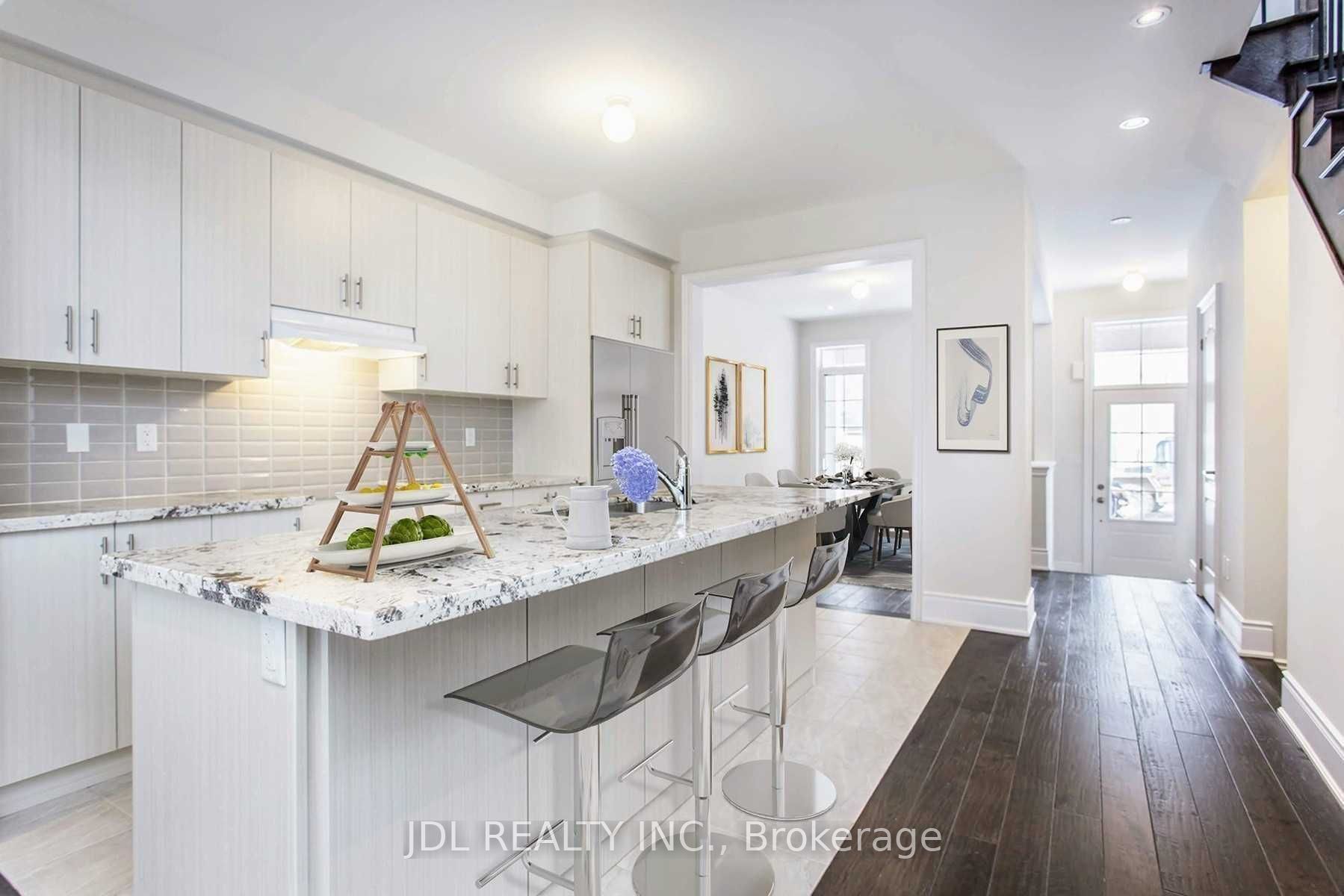 25 Applegate Drive, East Gwillimbury, ON L9N 0R2 photo 3