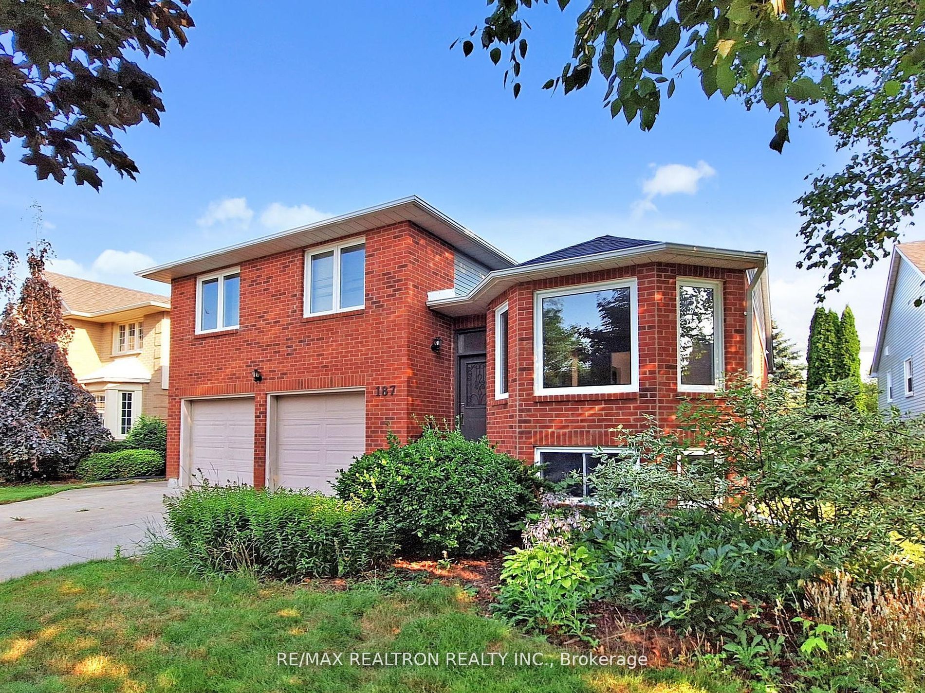 187 Crossland Gate Main, Newmarket, ON L3X 1A7