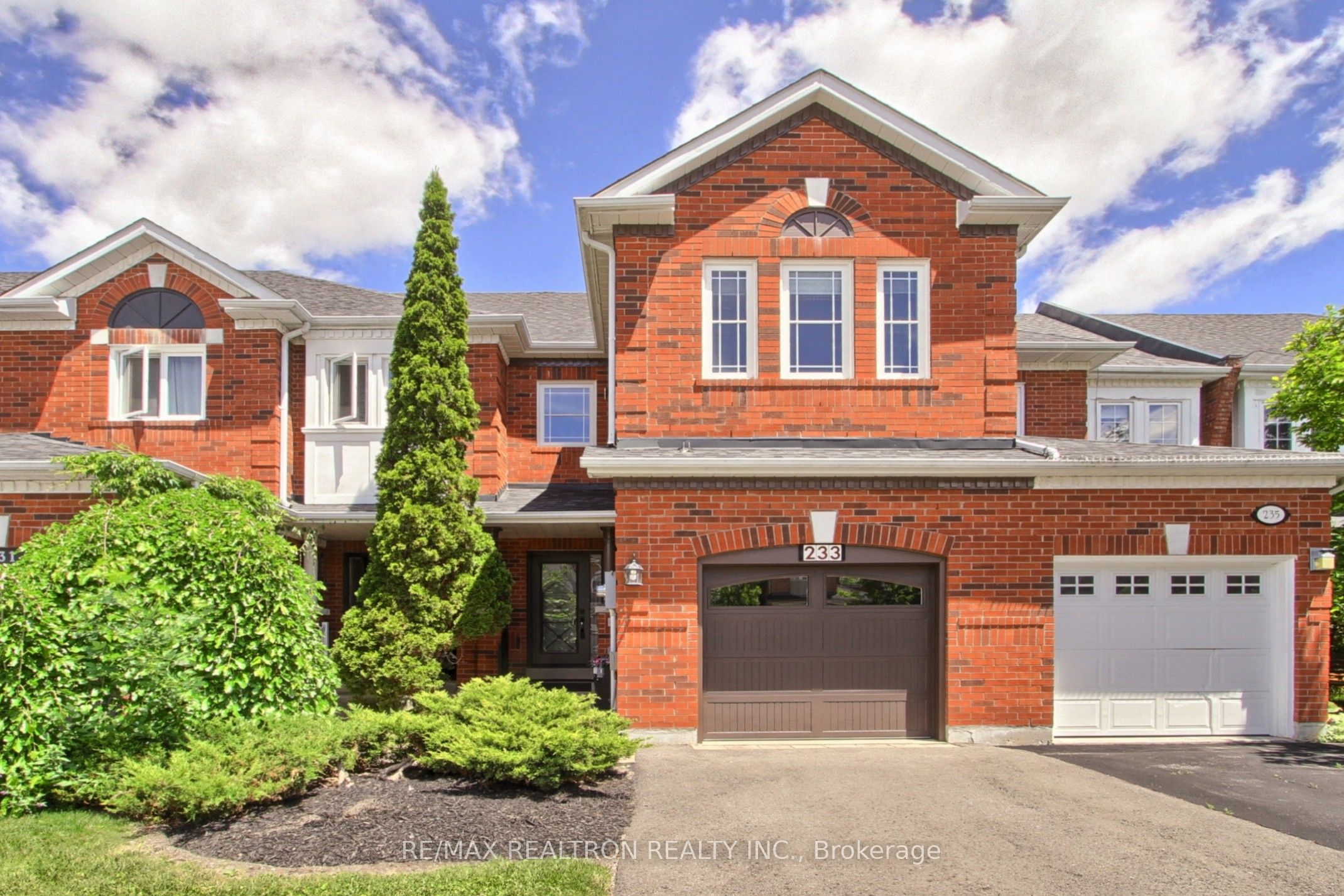 233 Denise Circle, Newmarket, ON L3X 2K2