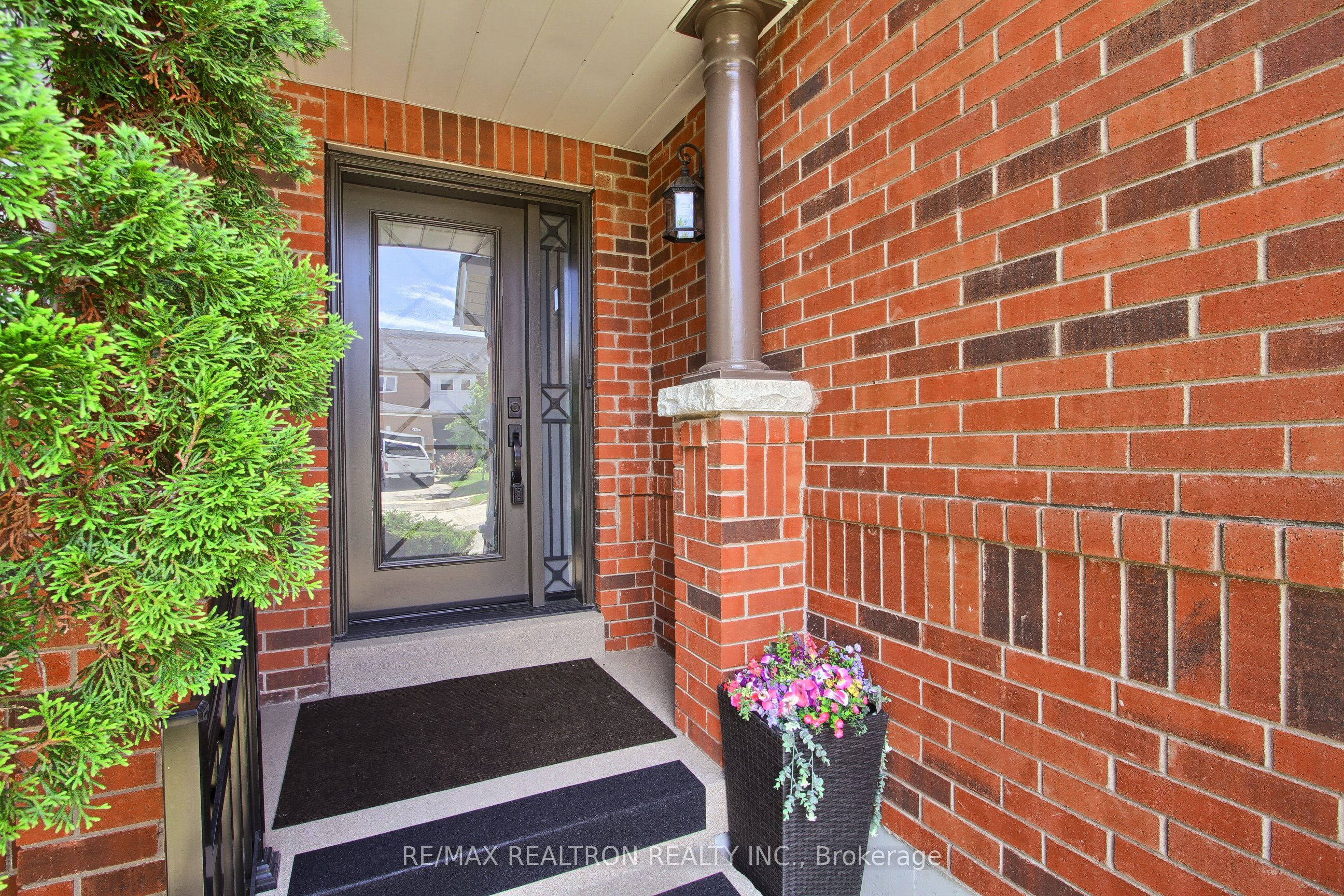 233 Denise Circle, Newmarket, ON L3X 2K2 photo 2