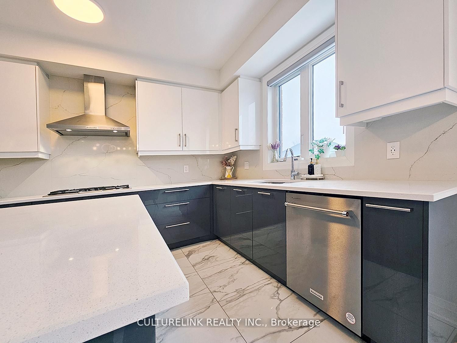 551 New England Court, Newmarket, ON L3X 0M5 photo 4