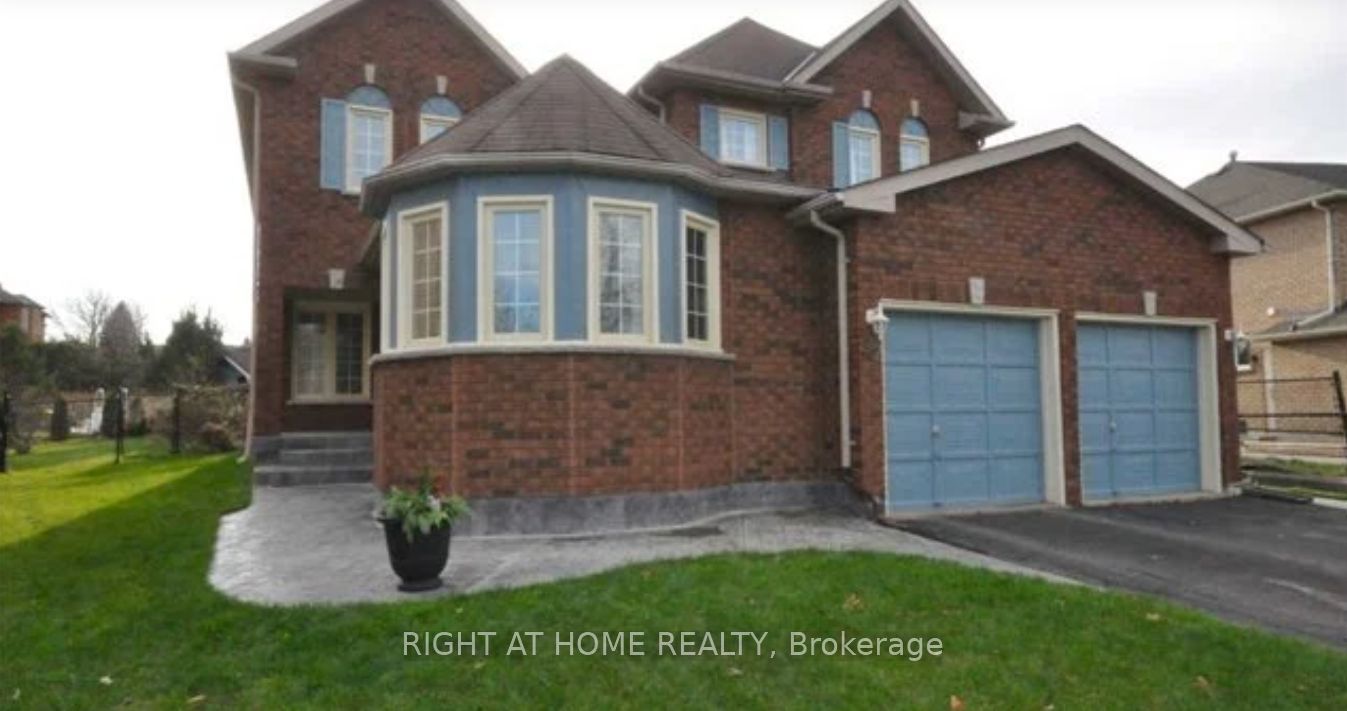 92 Nelson Circle, Newmarket, ON L3X 1R2