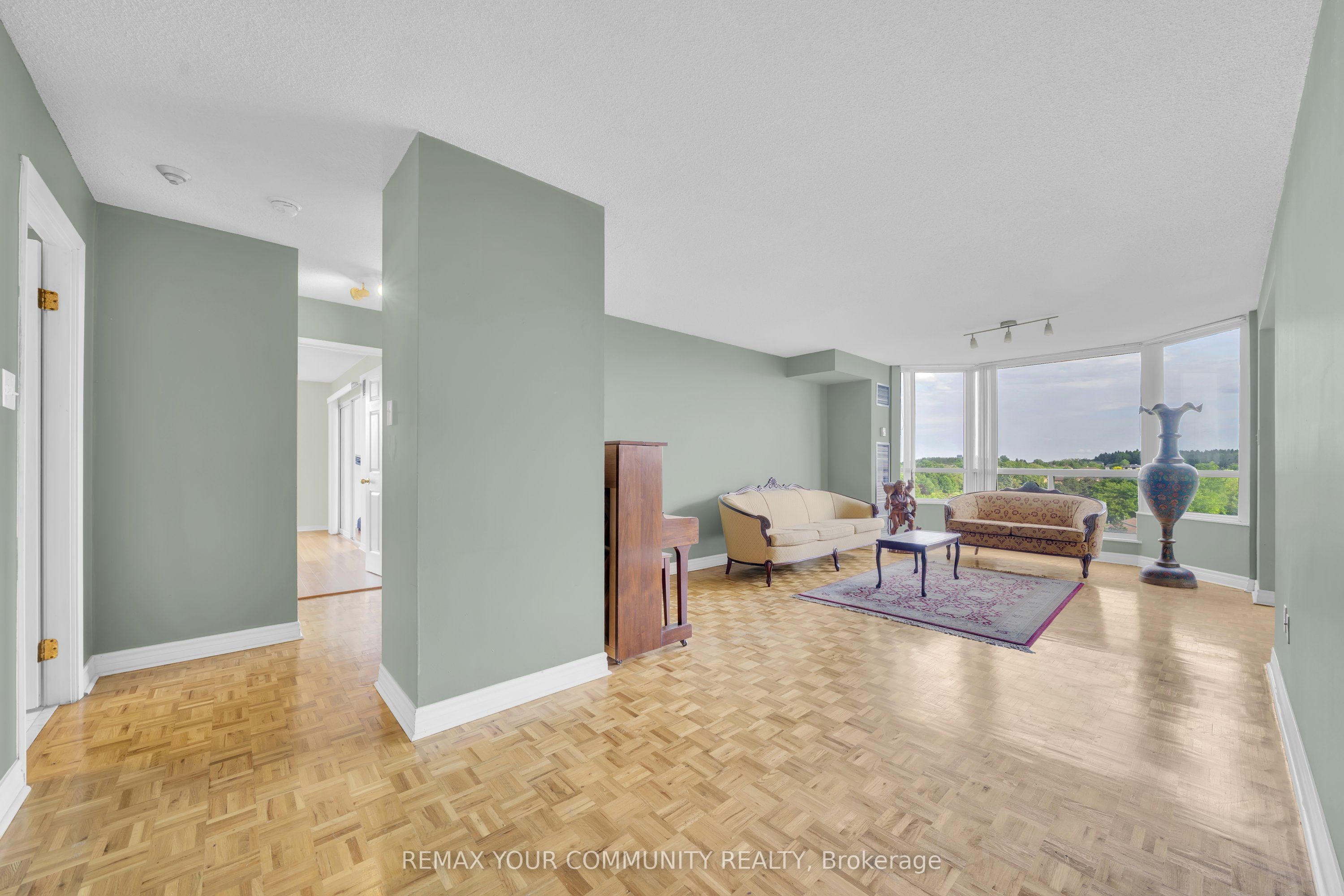 175 Cedar Avenue 913, Richmond Hill, ON L4C 9V3 photo 2