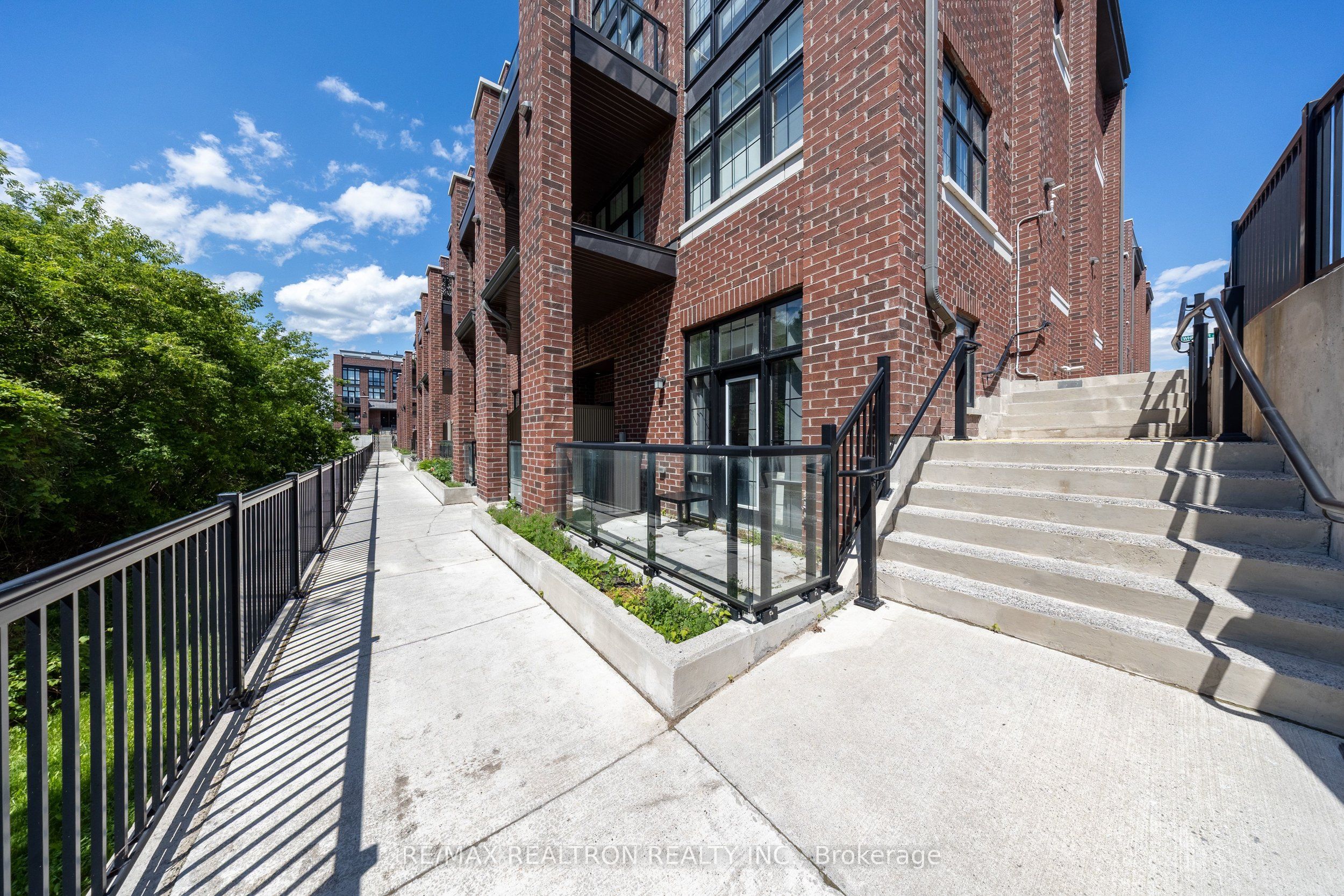 6 Whitaker Way 157, Whitchurch-Stouffville, ON L4A 4T4 photo 2