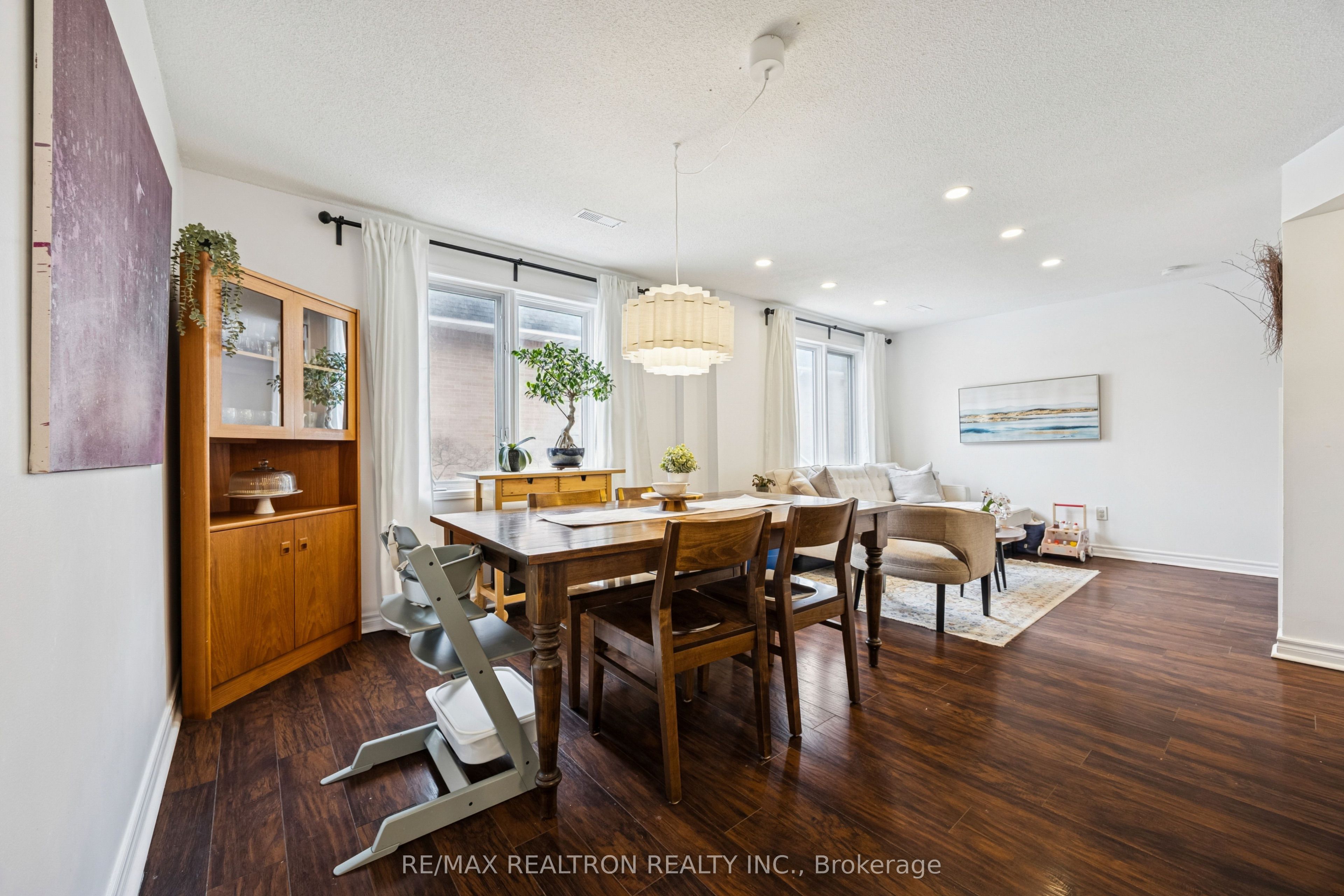 75 Weldrick Road E 906, Richmond Hill, ON L4C 0H9 photo 2