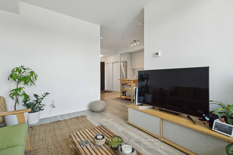 185 Deerfield Road 315, Newmarket, ON L3Y 0G7 photo 3