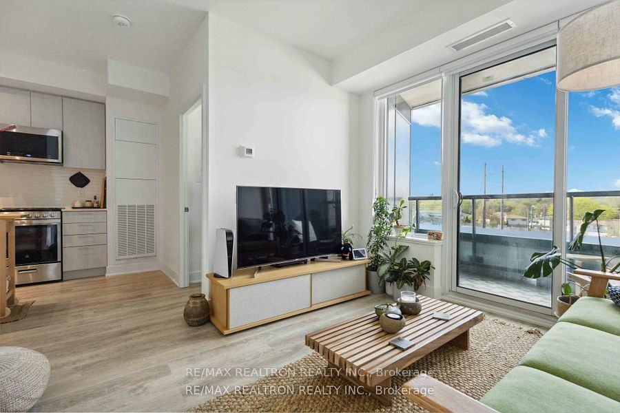185 Deerfield Road 315, Newmarket, ON L3Y 0G7 photo 4