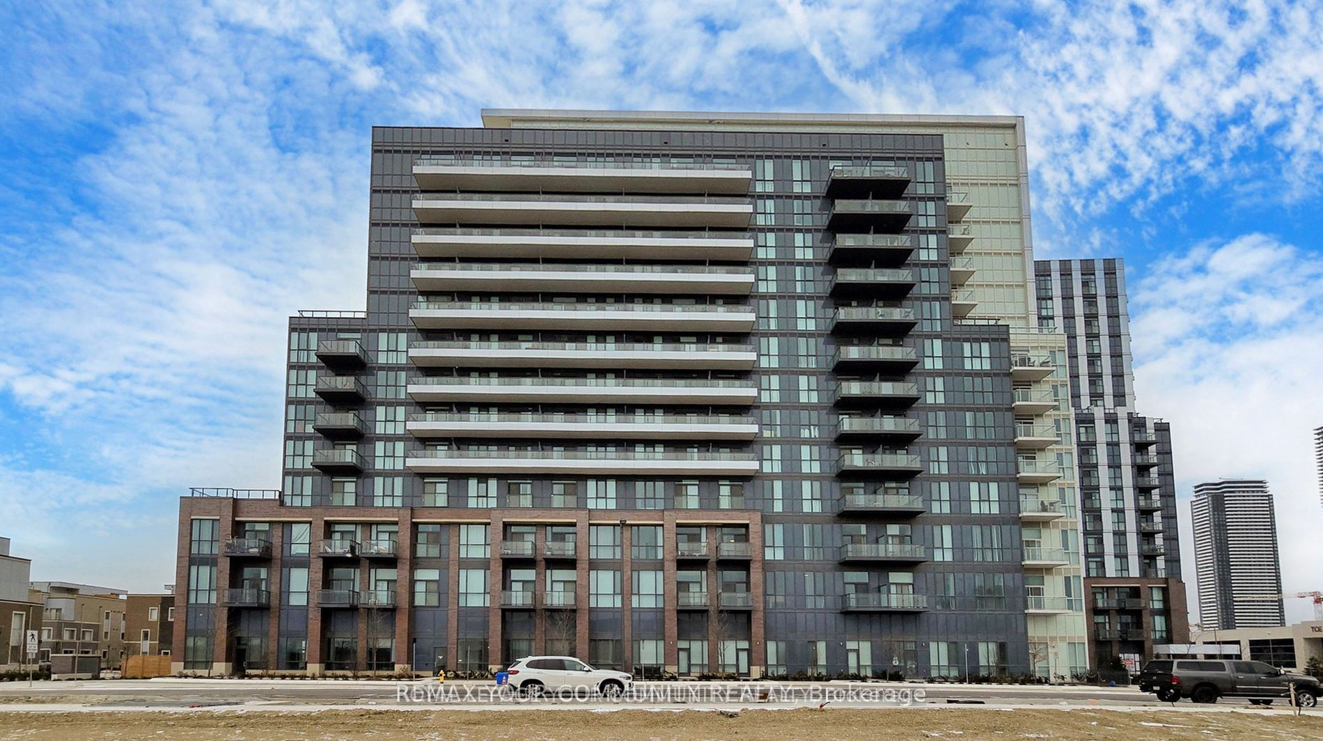 60 HONEYCRISP Crescent 1018, Vaughan, ON L4K 0N5