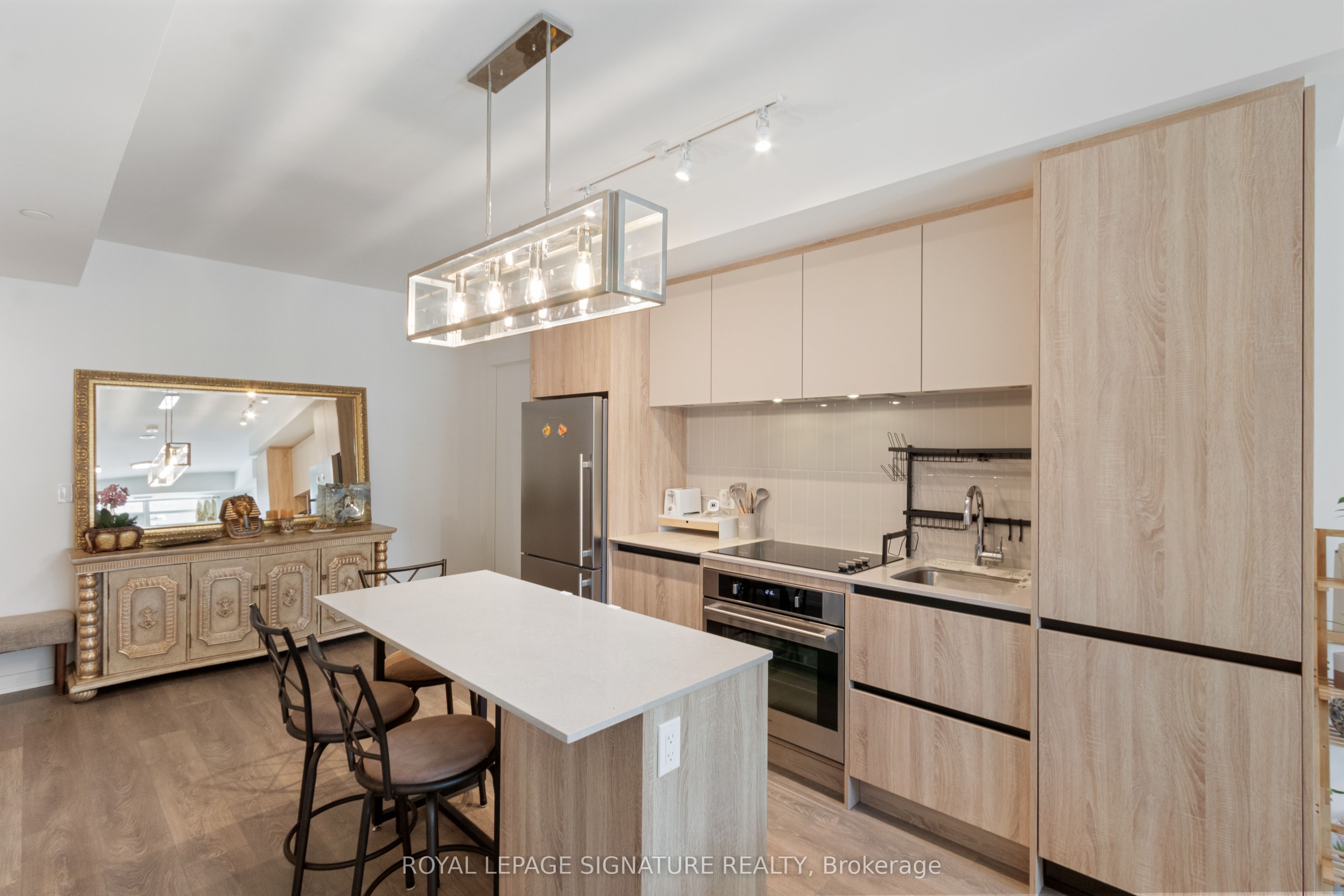 8 Beverley Glen Boulevard 228, Vaughan, ON L4J 0L5