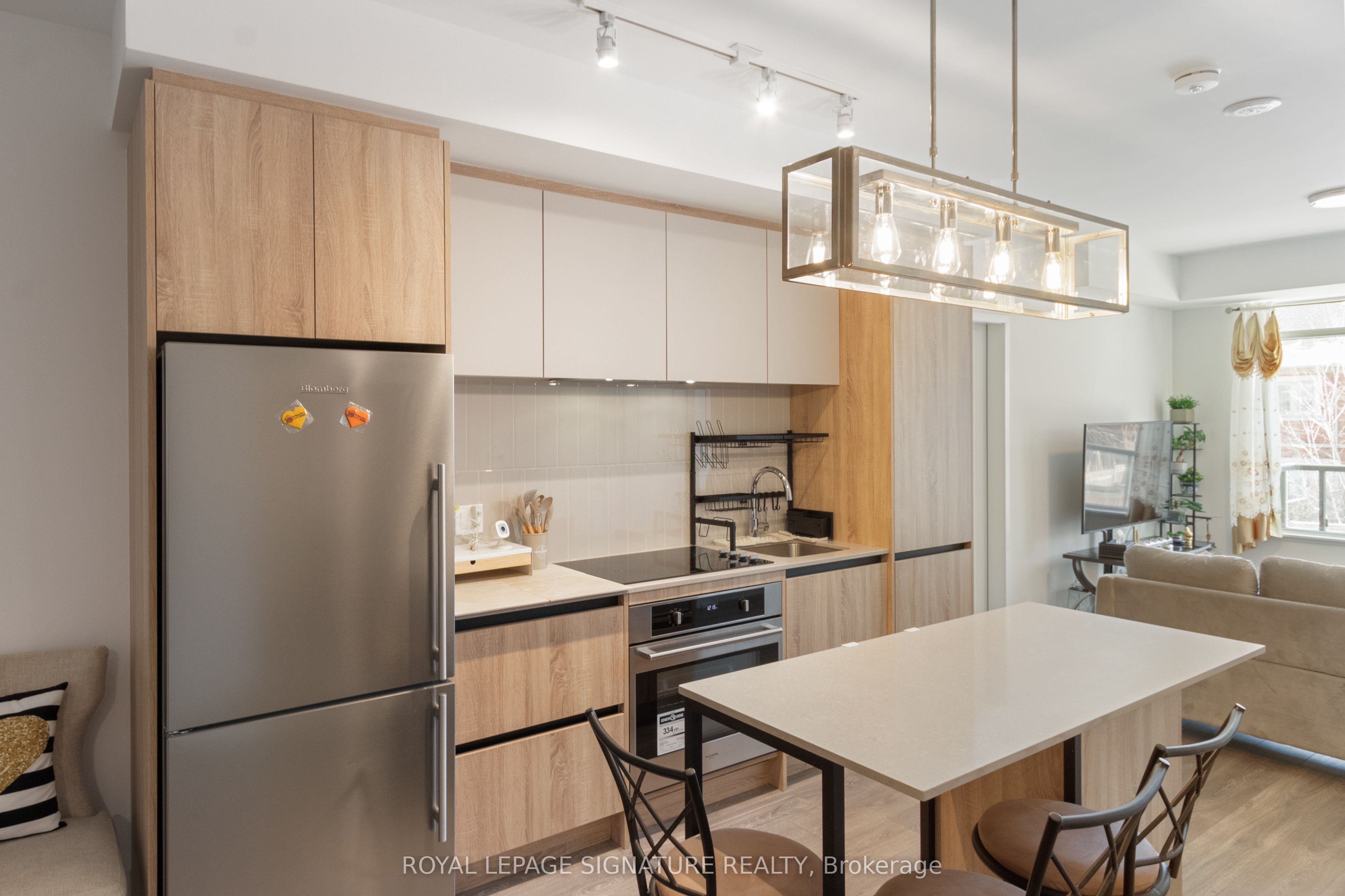 8 Beverley Glen Boulevard 228, Vaughan, ON L4J 0L5 photo 3