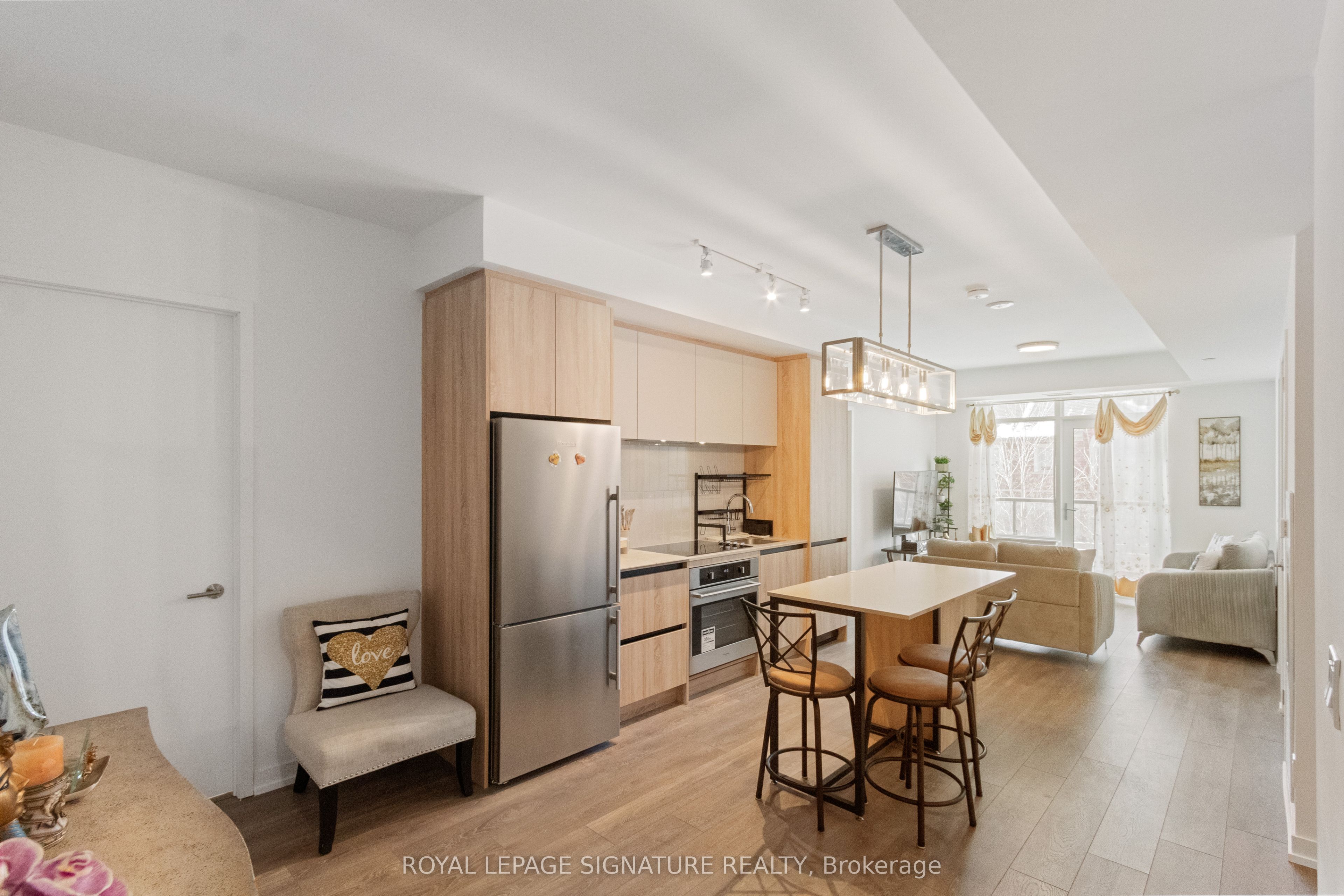 8 Beverley Glen Boulevard 228, Vaughan, ON L4J 0L5 photo 4