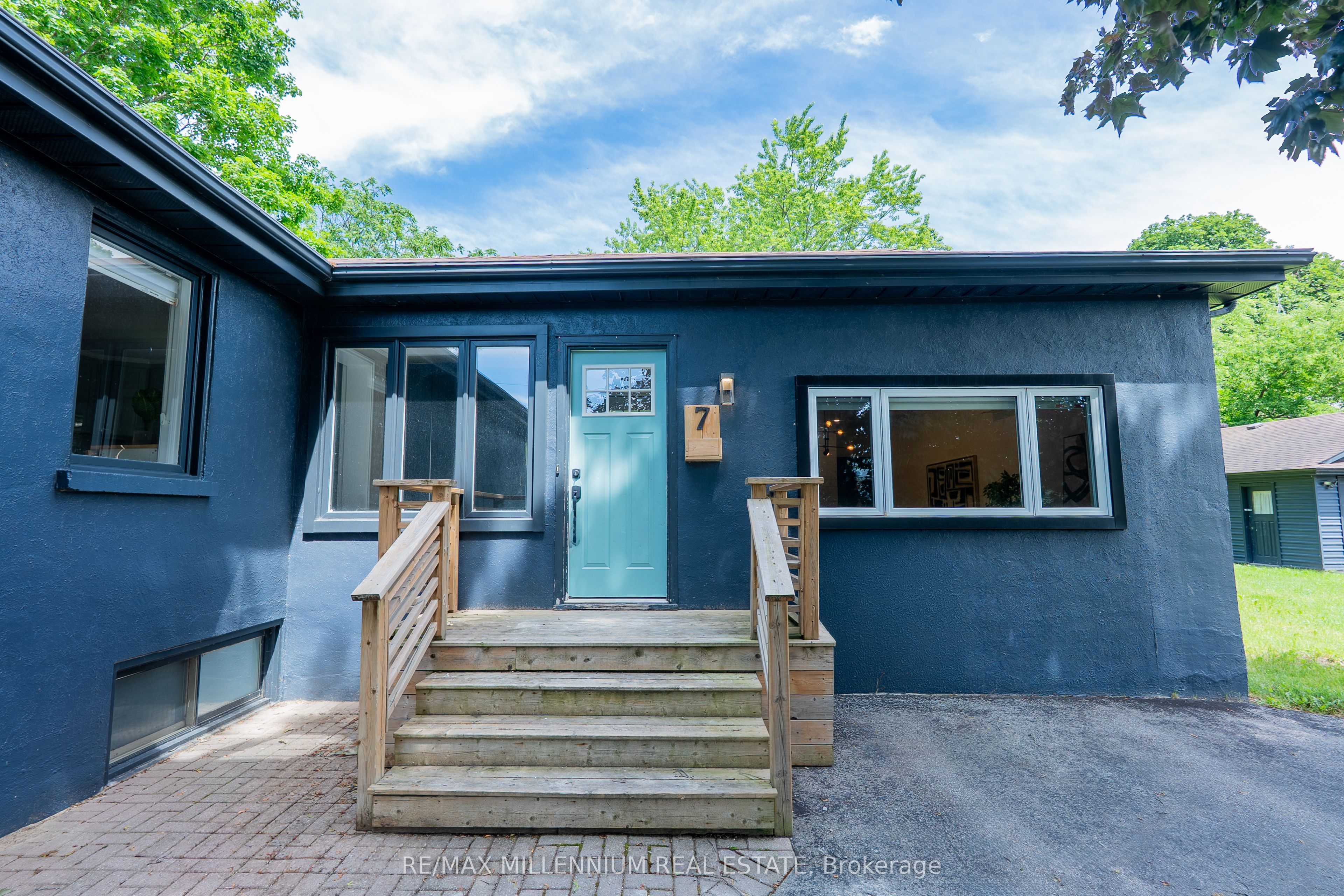 7 Victory Drive, East Gwillimbury, ON L0G 1M0