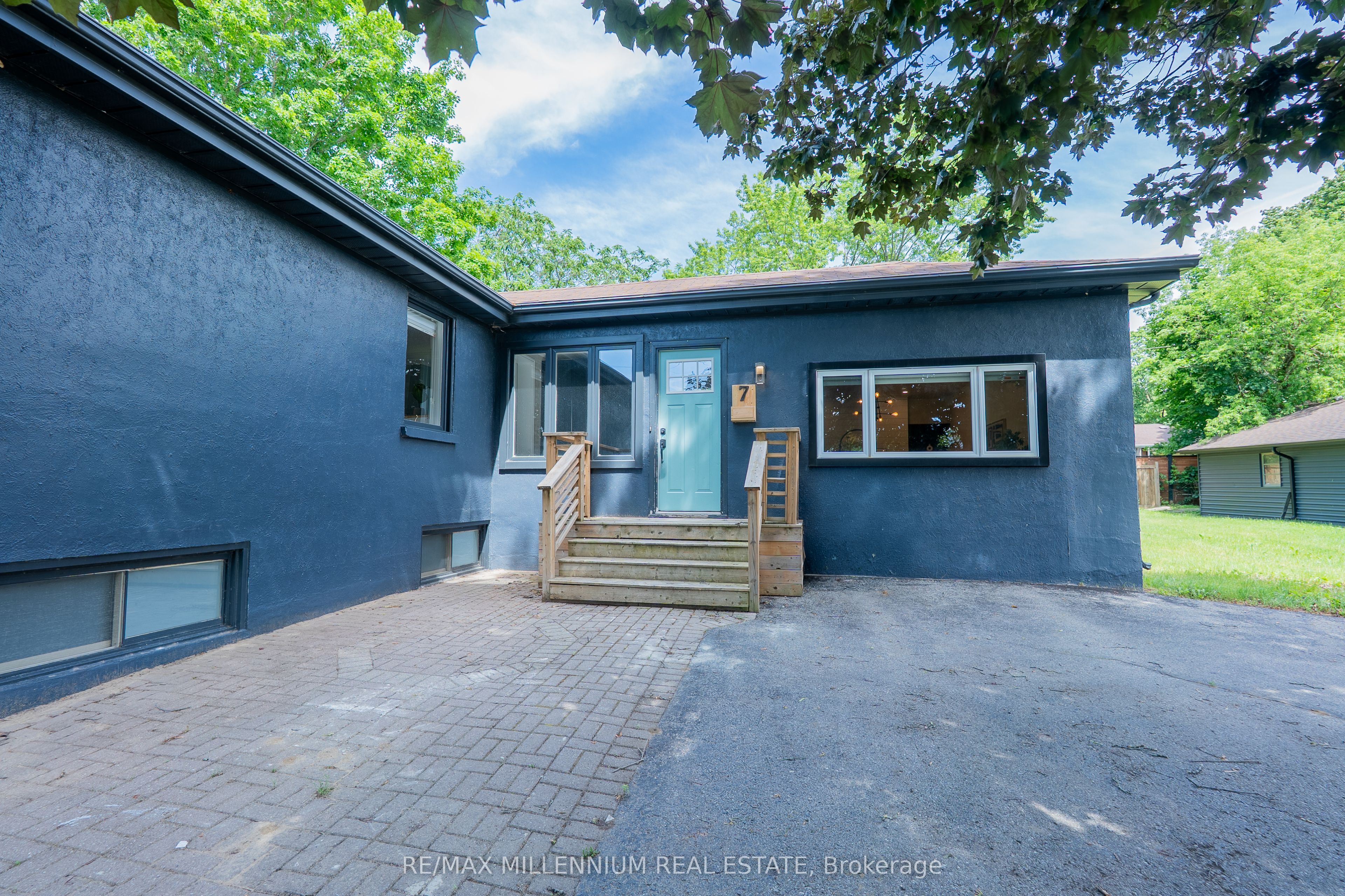 7 Victory Drive, East Gwillimbury, ON L0G 1M0 photo 2