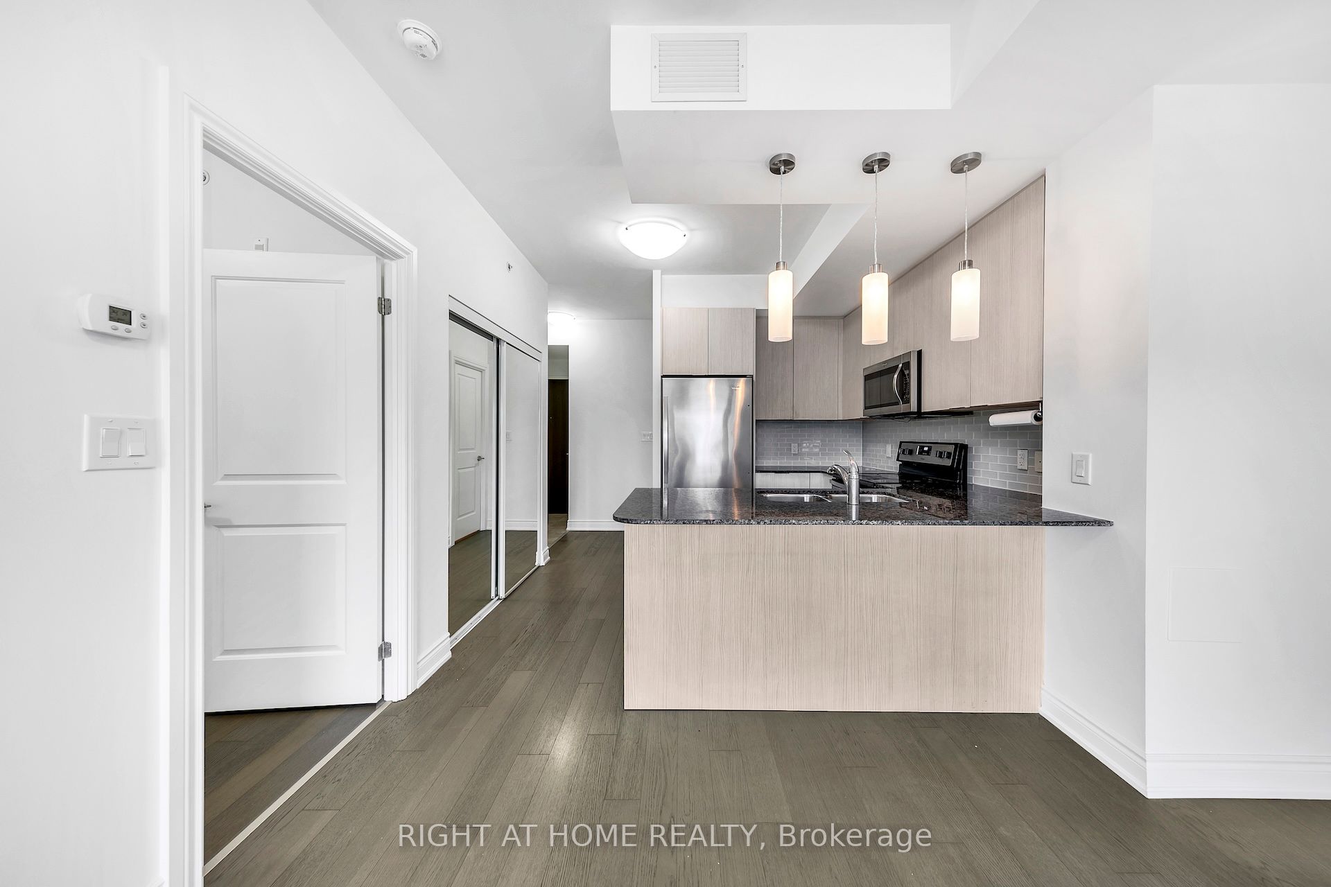 86 Woodbridge Avenue 316, Vaughan, ON L4L 0E4 photo 3