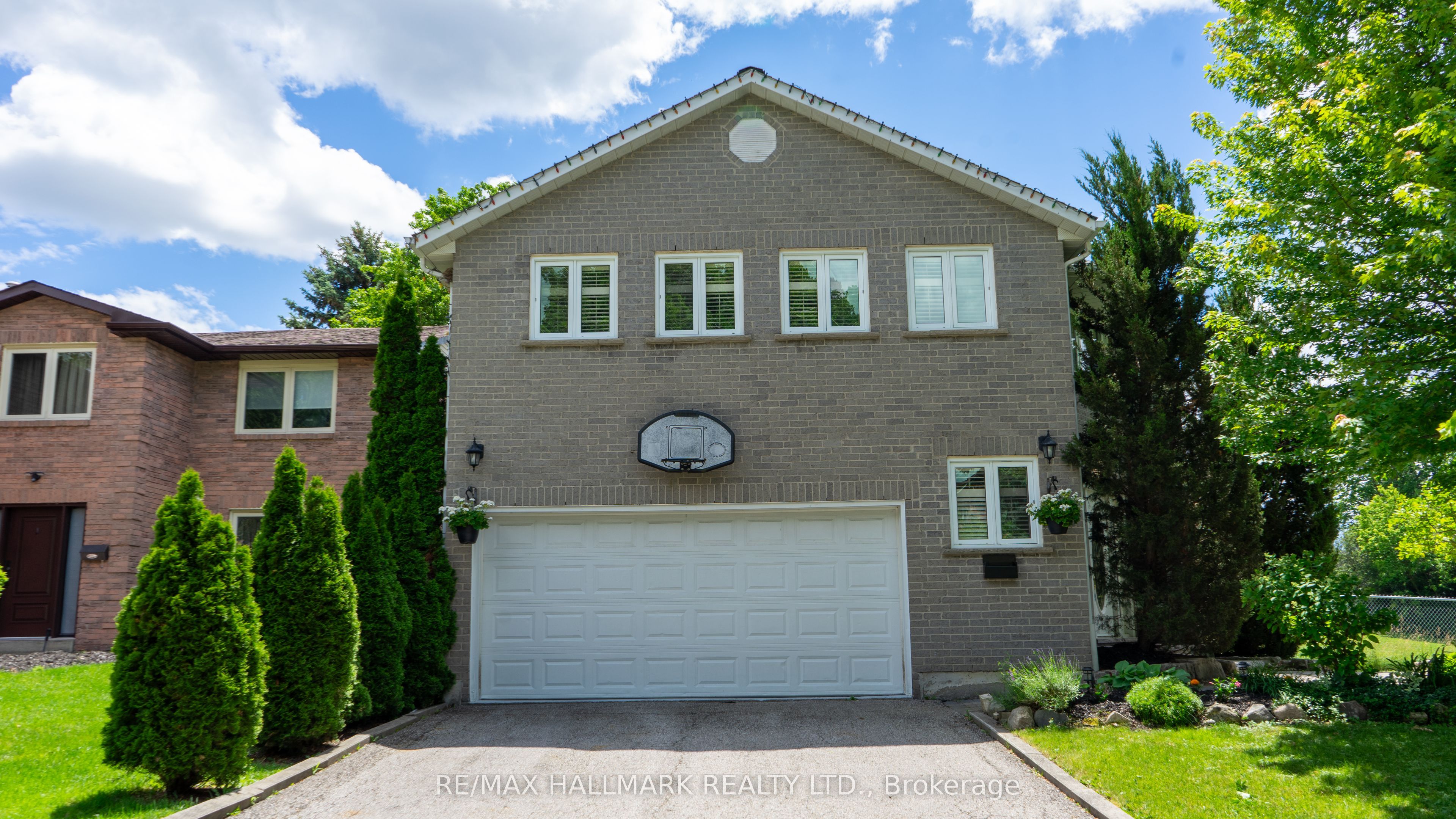 145 Old Surrey Lane, Richmond Hill, ON L4C 6R9 photo 2