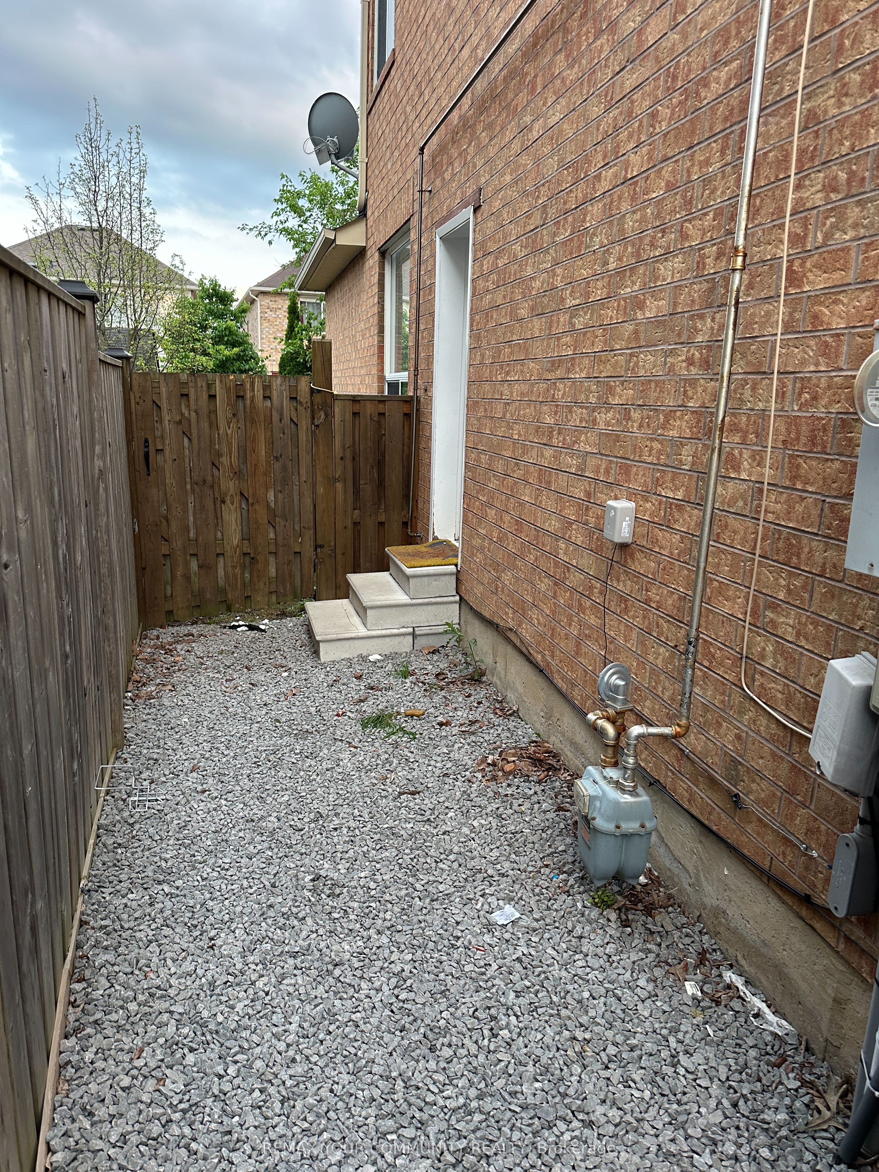 25 Fitzwilliam Avenue Bsmt, Richmond Hill, ON L4E 4N8 photo 2