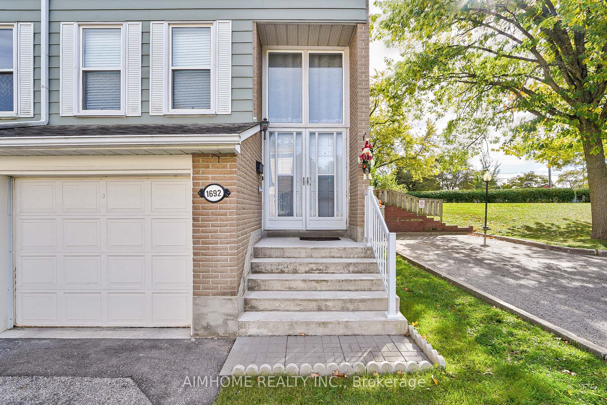 1692 John Street, Markham, ON L3T 1Y9 photo 3