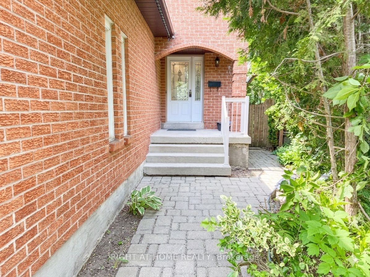 37 Versailles Court, Richmond Hill, ON L4C 8V6 photo 2