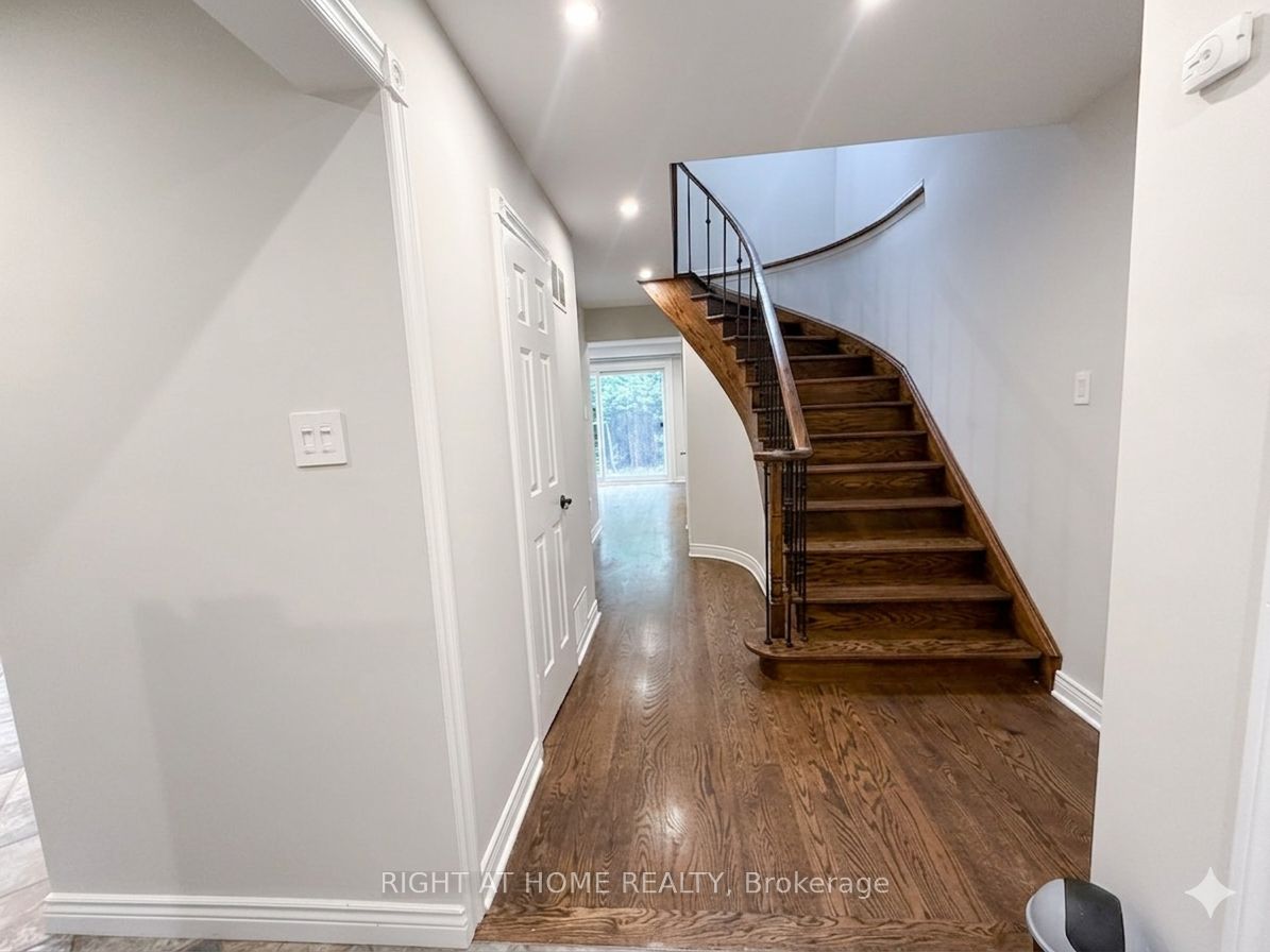 37 Versailles Court, Richmond Hill, ON L4C 8V6 photo 3