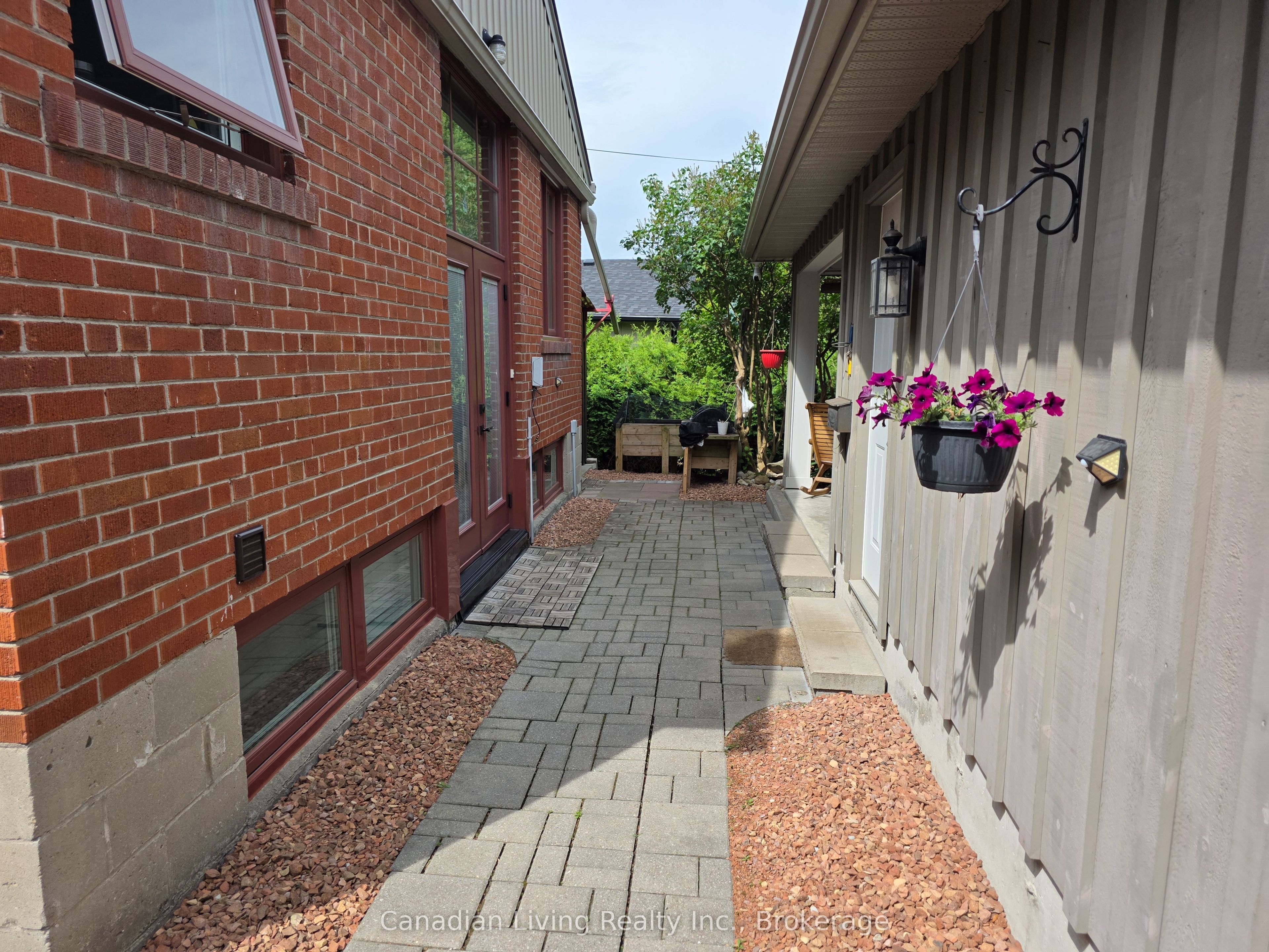 143 Avenue Road Lower, Newmarket, ON L3Y 1N2 photo 5