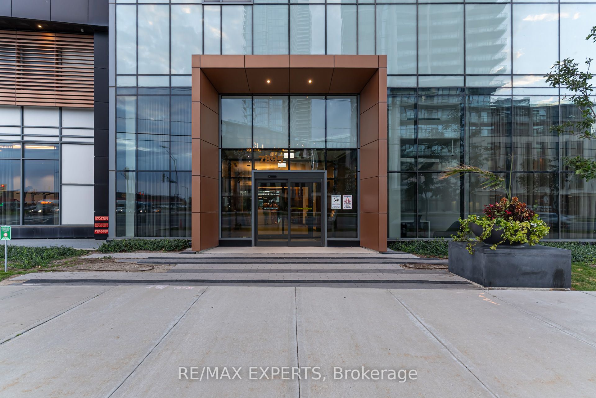 7895 Jane Street 2106, Vaughan, ON L4K 0K2 photo 2