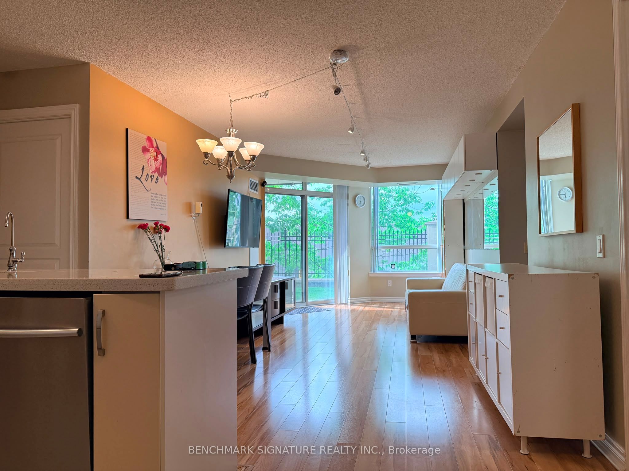 9017 Leslie Street 112, Richmond Hill, ON L4B 4R8 photo 2