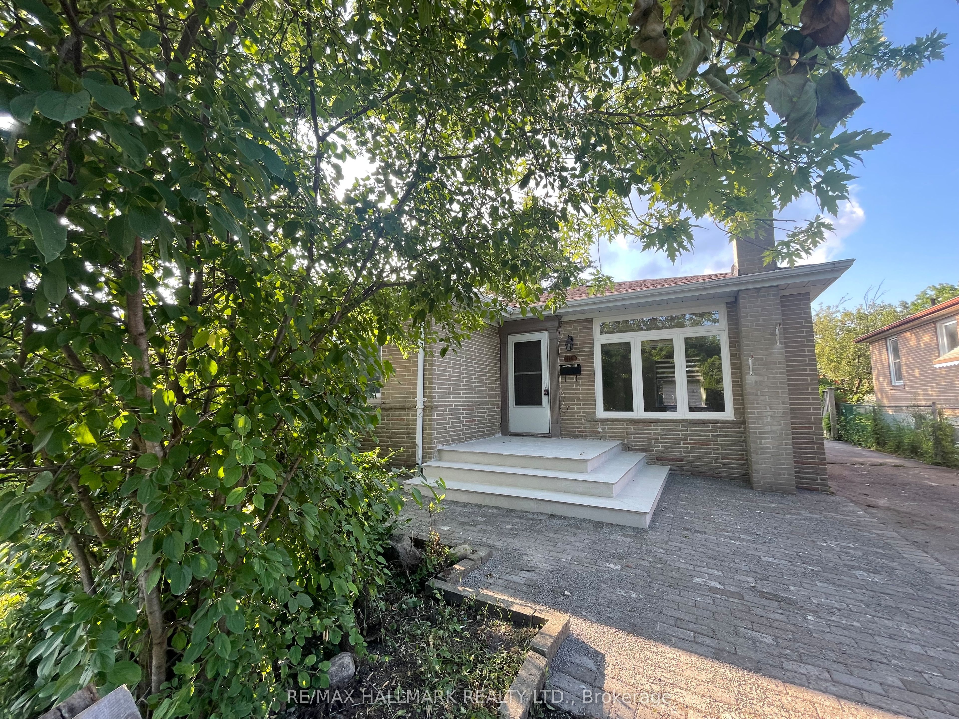 116 Cartier Crescent Main Floor, Richmond Hill, ON L4C 2N6 photo 2