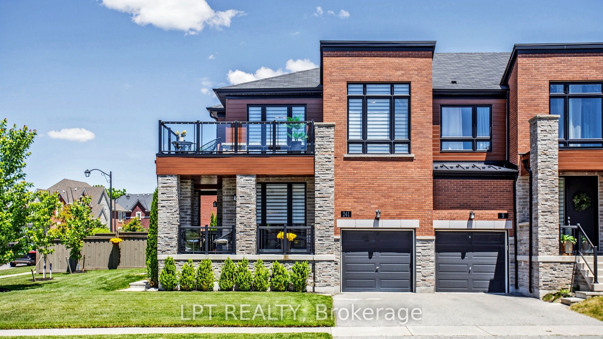241 Holladay Drive, Aurora, ON L4G 0Z4 photo 2